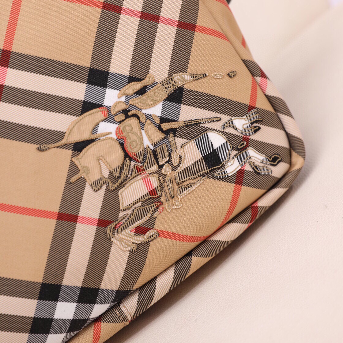 Burberry Unique and novel plaid fabric embellishes the brand's knight's horse. The lining is made of the same fabric, with a B-shaped zipper head. The bag is ultra-light and is especially suitable for summer travel. It is lightweight and versatile with a large capacity (25X12X18) 7 Burberry Unique and novel plaid fabric embellishes the brand's knight's horse. The lining is made of the same fabric, with a B-shaped zipper head. The bag is ultra-light and is especially suitable for summer travel. It is lightweight and versatile with a large capacity (25X12X18) - Image 7