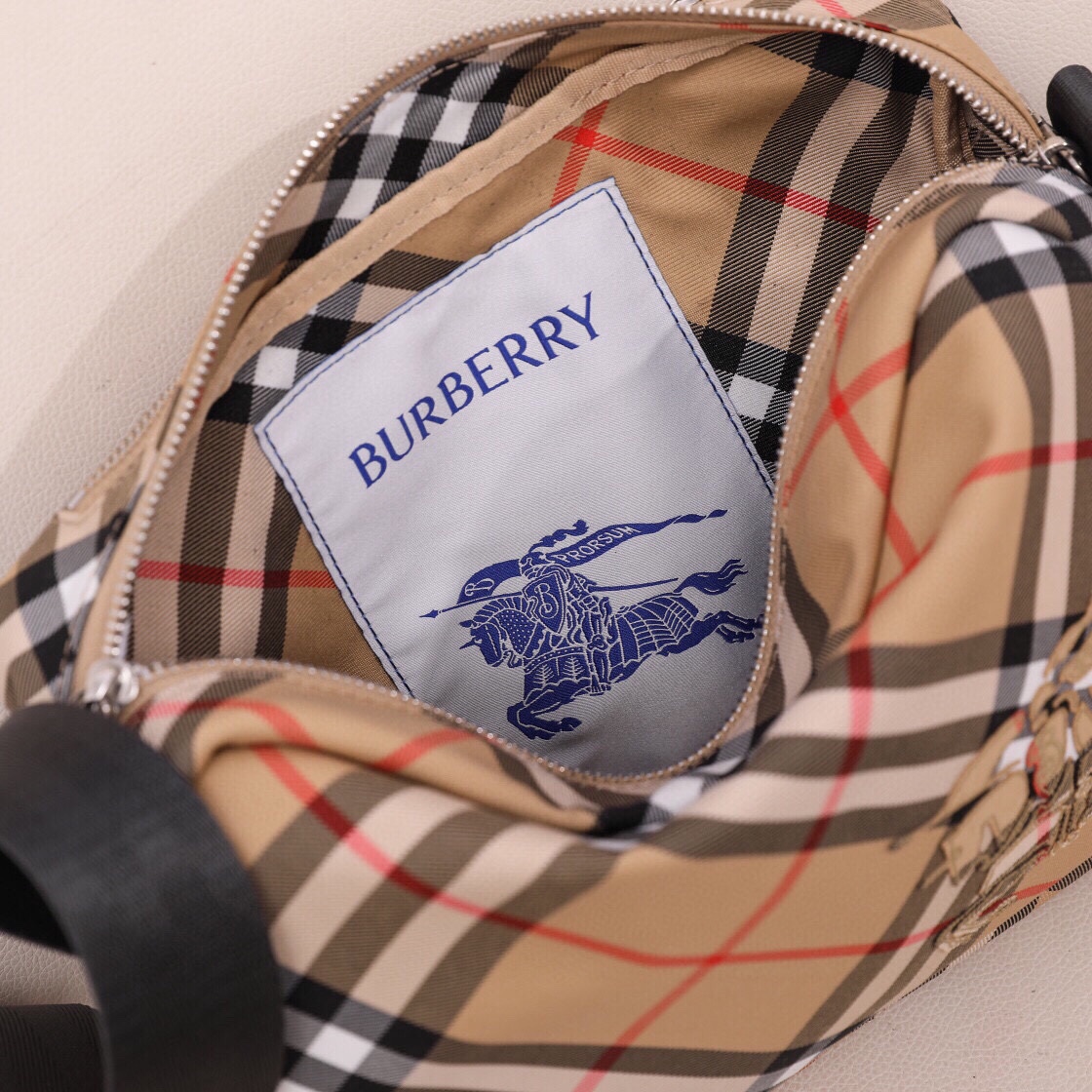 Burberry Unique and novel plaid fabric embellishes the brand's knight's horse. The lining is made of the same fabric, with a B-shaped zipper head. The bag is ultra-light and is especially suitable for summer travel. It is lightweight and versatile with a large capacity (25X12X18) 4 Burberry Unique and novel plaid fabric embellishes the brand's knight's horse. The lining is made of the same fabric, with a B-shaped zipper head. The bag is ultra-light and is especially suitable for summer travel. It is lightweight and versatile with a large capacity (25X12X18) - Image 4
