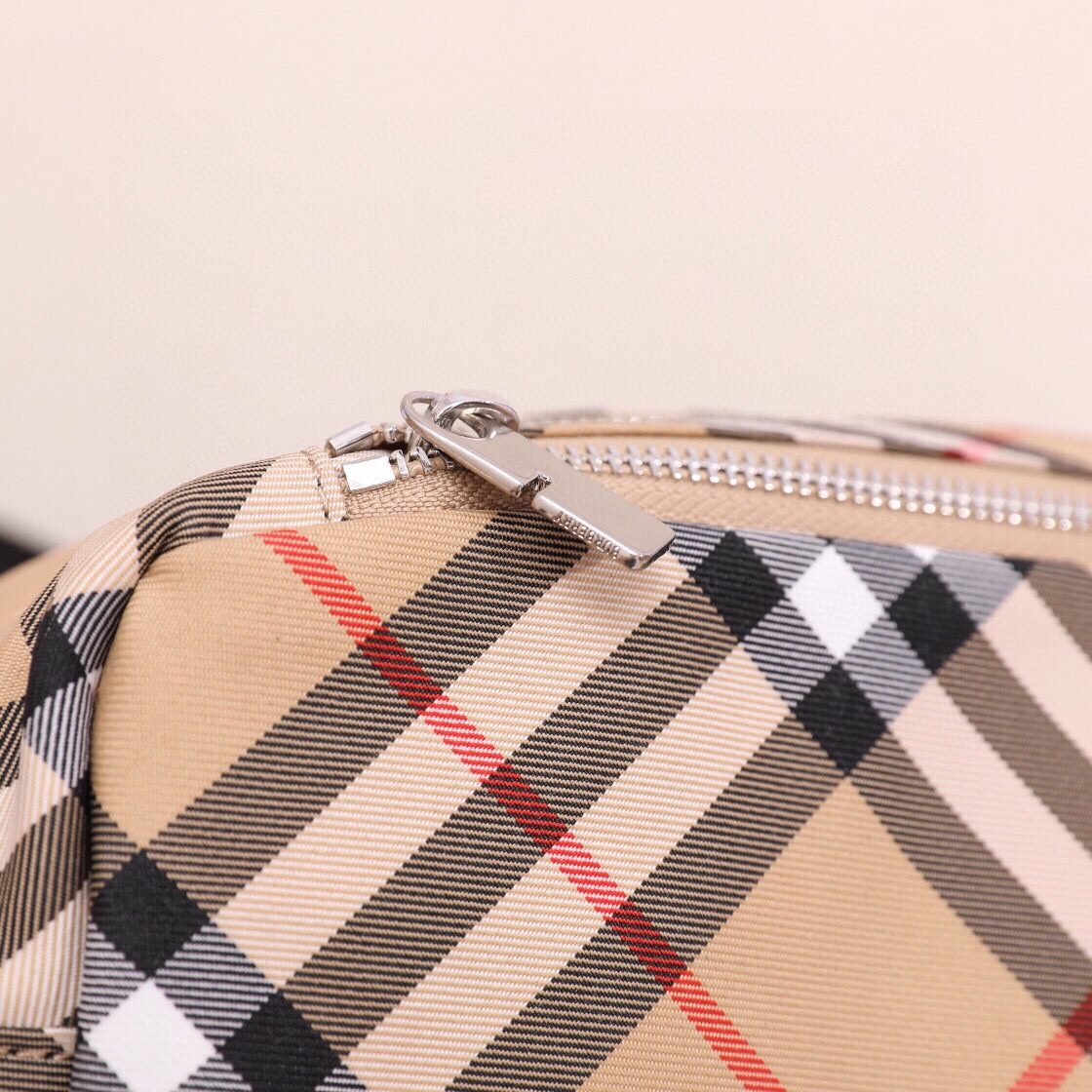 Burberry Unique and novel plaid fabric embellishes the brand's knight's horse. The lining is made of the same fabric, with a B-shaped zipper head. The bag is ultra-light and is especially suitable for summer travel. It is lightweight and versatile with a large capacity (25X12X18) 5 Burberry Unique and novel plaid fabric embellishes the brand's knight's horse. The lining is made of the same fabric, with a B-shaped zipper head. The bag is ultra-light and is especially suitable for summer travel. It is lightweight and versatile with a large capacity (25X12X18) - Image 5
