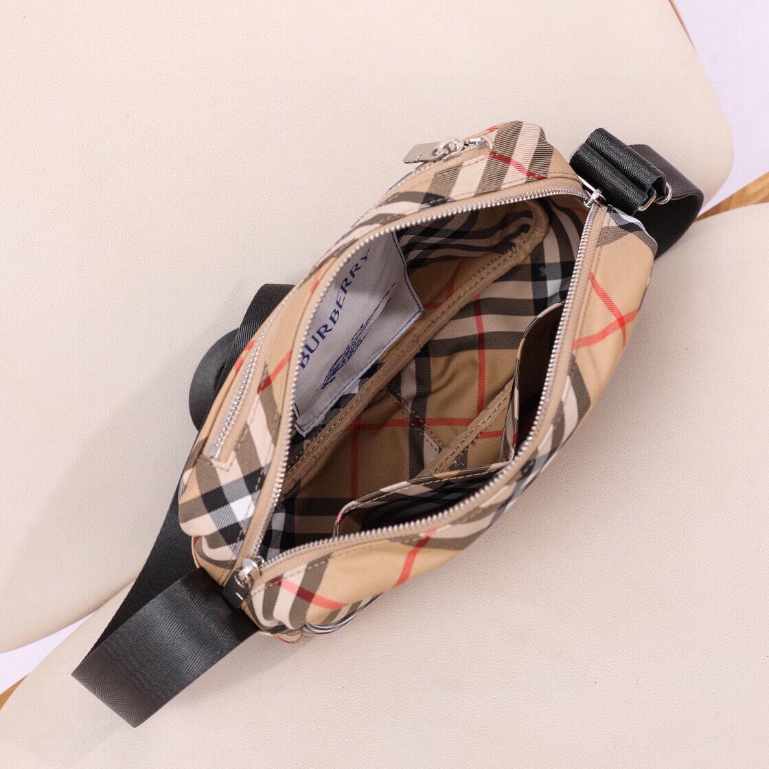 Burberry Unique and novel plaid fabric embellishes the brand's knight's horse. The lining is made of the same fabric, with a B-shaped zipper head. The bag is ultra-light and is especially suitable for summer travel. It is lightweight and versatile with a large capacity (25X12X18) 3 Burberry Unique and novel plaid fabric embellishes the brand's knight's horse. The lining is made of the same fabric, with a B-shaped zipper head. The bag is ultra-light and is especially suitable for summer travel. It is lightweight and versatile with a large capacity (25X12X18) - Image 3