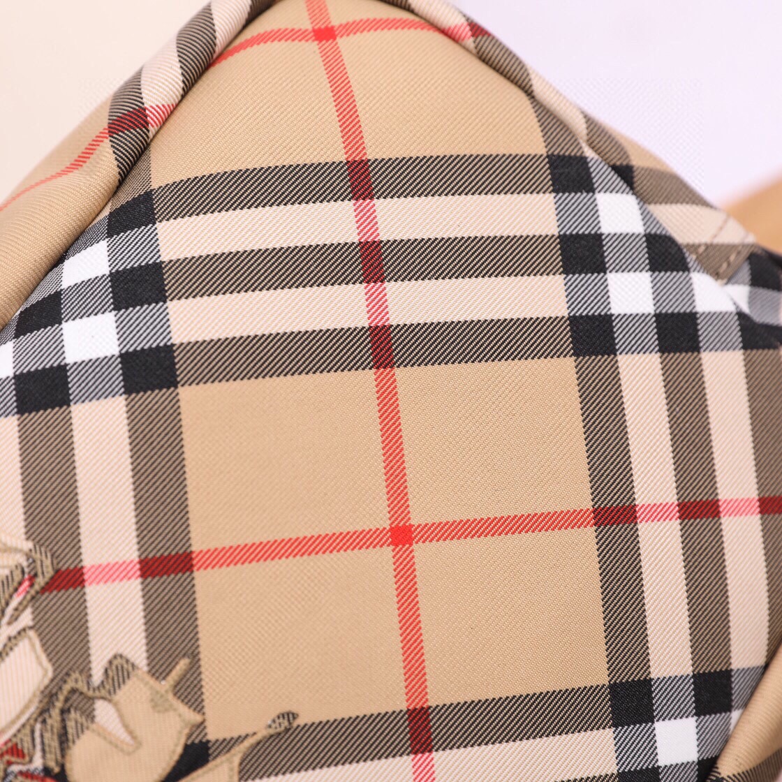 Burberry Unique and novel plaid fabric embellishes the brand's knight's horse. The lining is made of the same fabric, with a B-shaped zipper head. The bag is ultra-light and is especially suitable for summer travel. It is lightweight and versatile with a large capacity (25X12X18) 6 Burberry Unique and novel plaid fabric embellishes the brand's knight's horse. The lining is made of the same fabric, with a B-shaped zipper head. The bag is ultra-light and is especially suitable for summer travel. It is lightweight and versatile with a large capacity (25X12X18) - Image 6