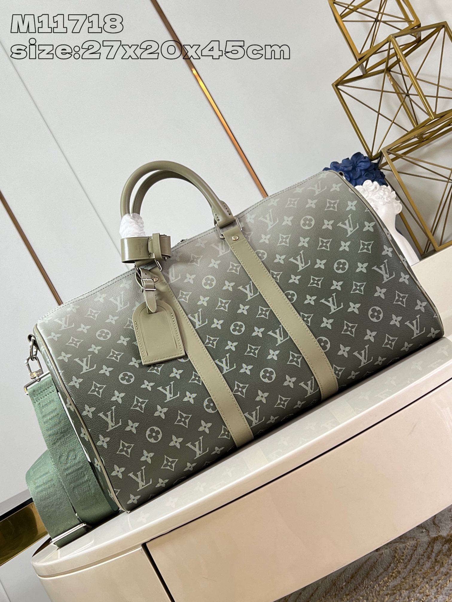 LV M11718 gradient This Keepall Bandoulière 45 travel bag is made of Monogram Gradient coated canvas 27 x 20 x 45 cm (height x width x length)