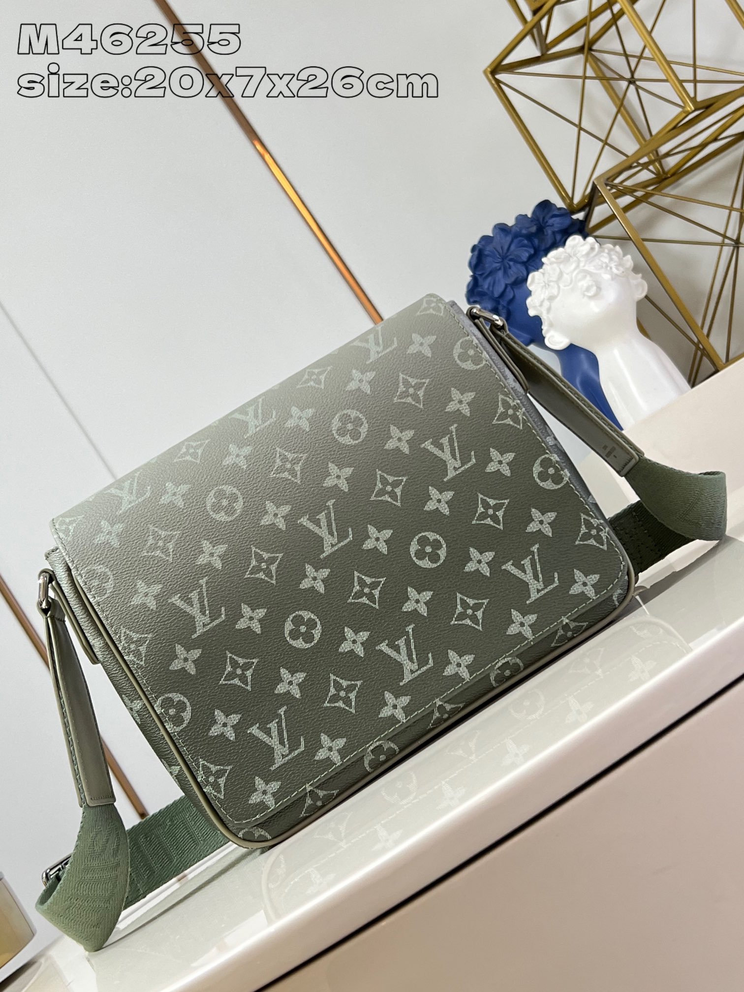 LV M46255 gradient M11593 This District small messenger bag is made of Monogram Gradient coated canvas 20 x 7 x 26 cm (height x width x length)