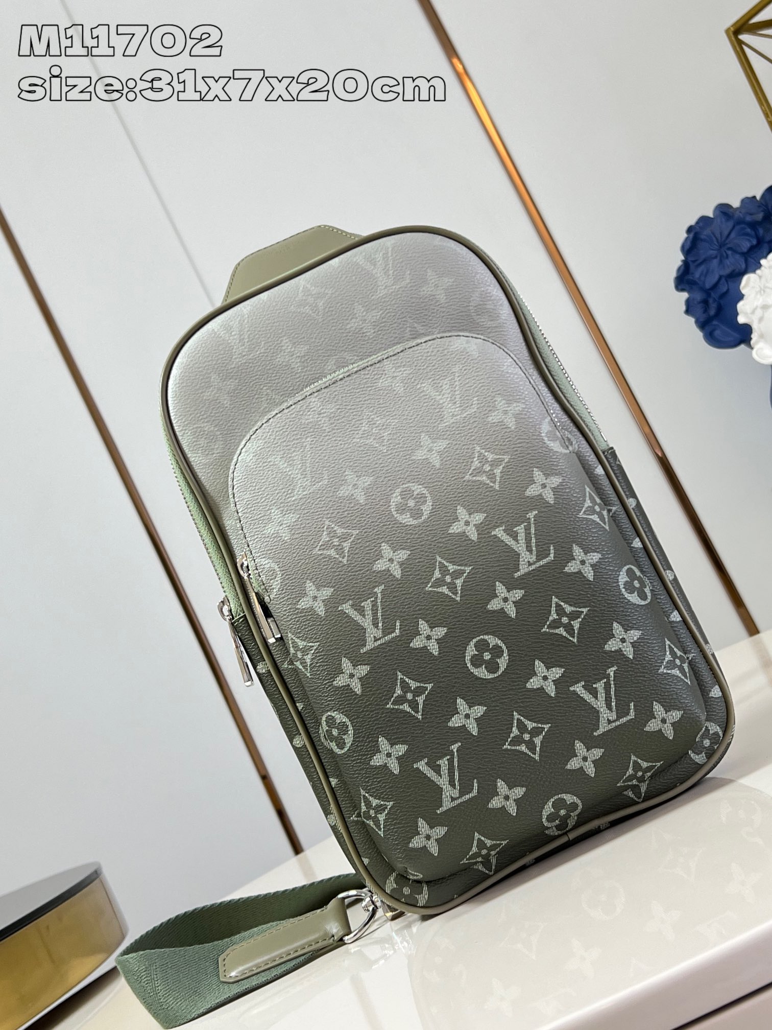 LV M11702 gradient This Avenue shoulder bag uses canvas shoulder straps and lining 31 x 7 x 20 cm (height x width x length)