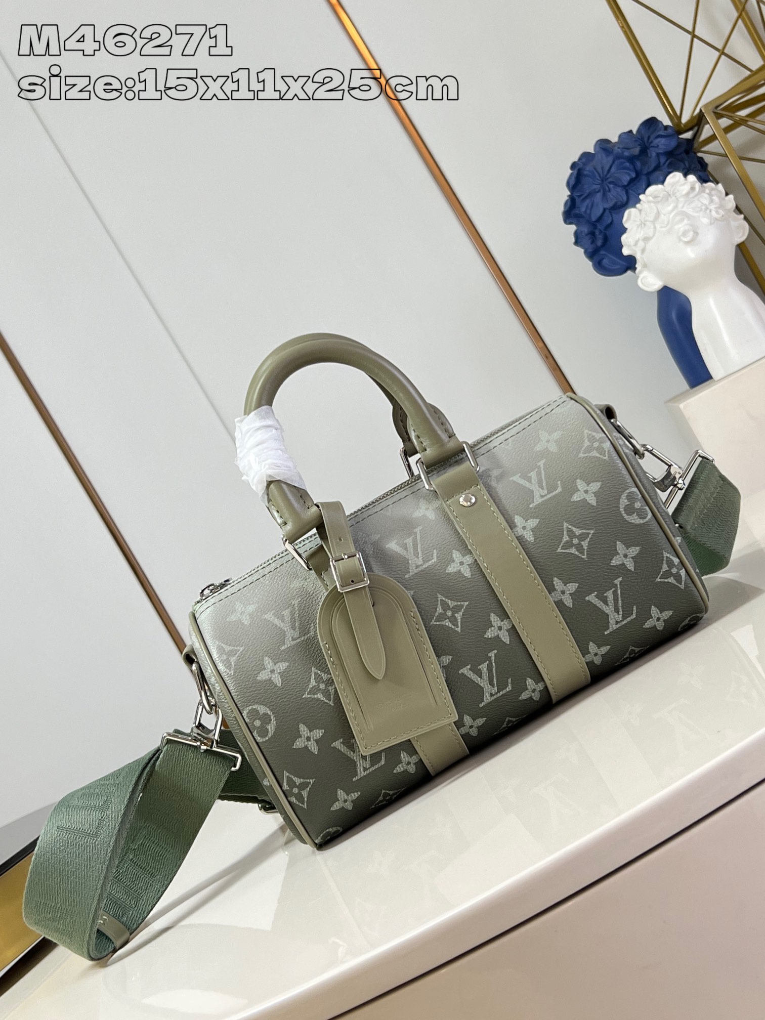 LV M46271 gradient M11591 This Keepall Bandoulière handbag is made of Monogram Gradient coated canvas 5 x 11 x 25 cm (height x width x length)