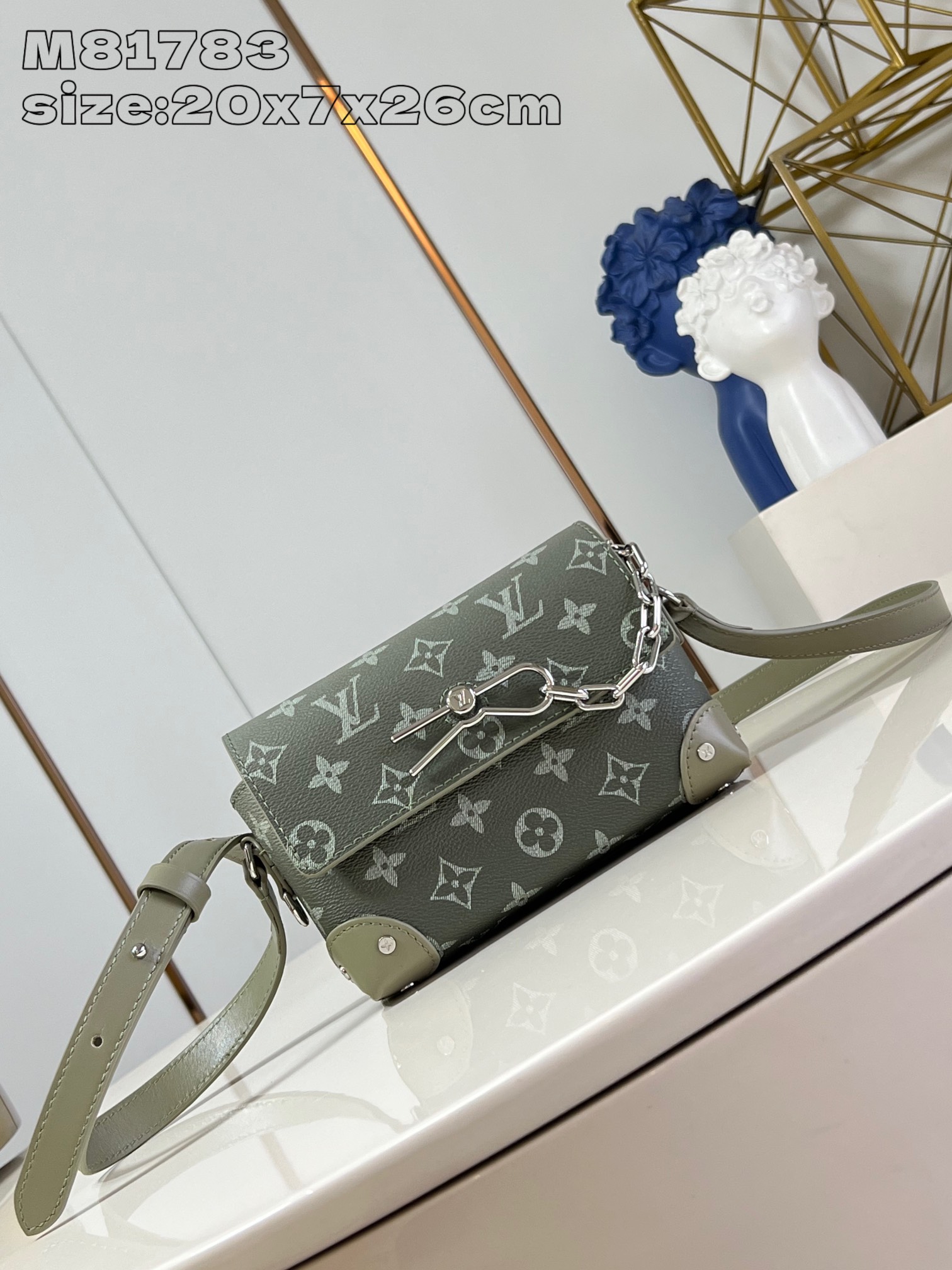 LV M81783 gradient M11543 This Steamer mini handbag presents a gradient effect in Monogram Gradient coated canvas 11 x 6.5 x 18 cm (height x width x length)