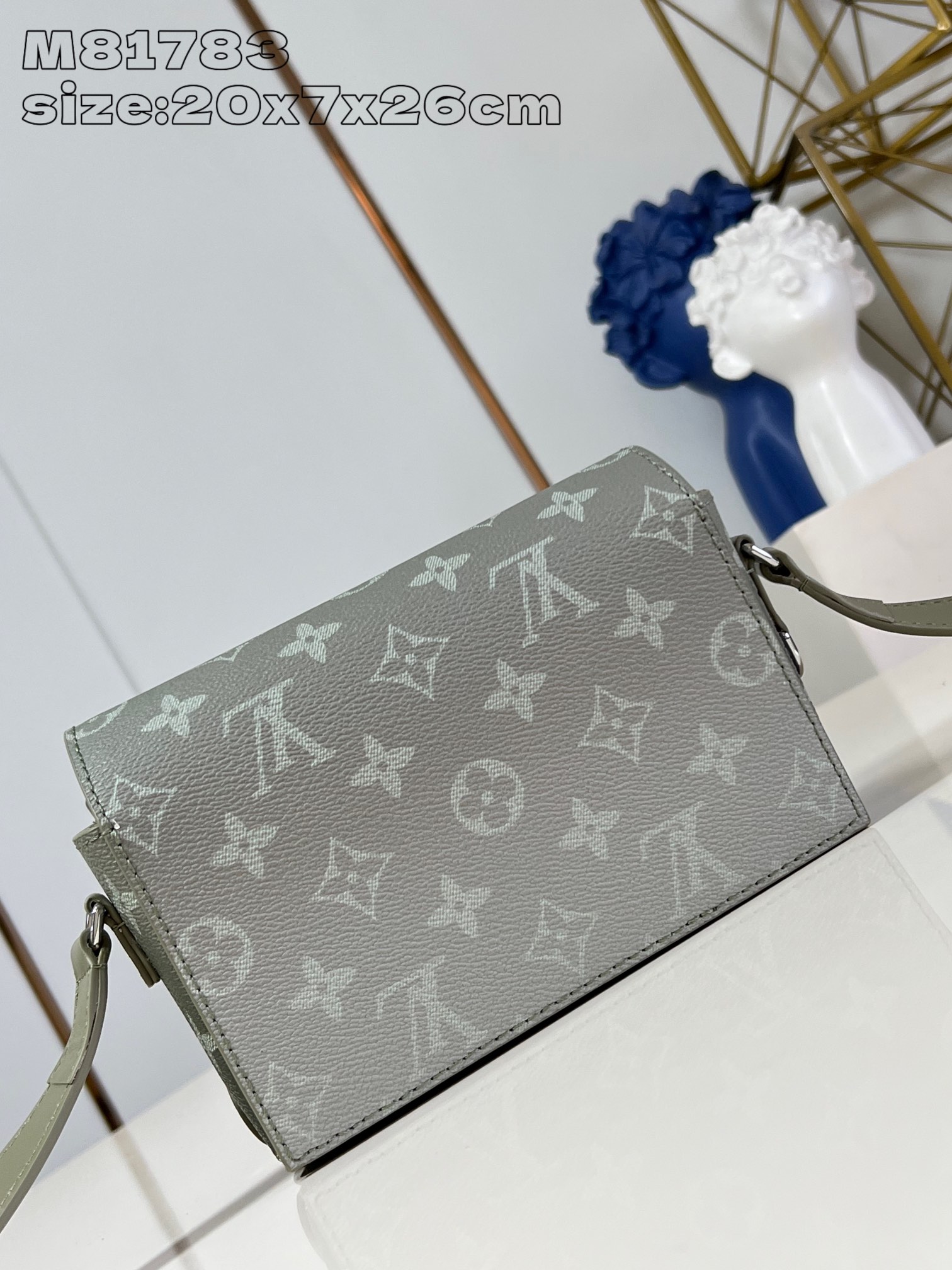 LV M81783 gradient M11543 This Steamer mini handbag presents a gradient effect in Monogram Gradient coated canvas 11 x 6.5 x 18 cm (height x width x length) 7 LV M81783 gradient M11543 This Steamer mini handbag presents a gradient effect in Monogram Gradient coated canvas 11 x 6.5 x 18 cm (height x width x length) - Image 7