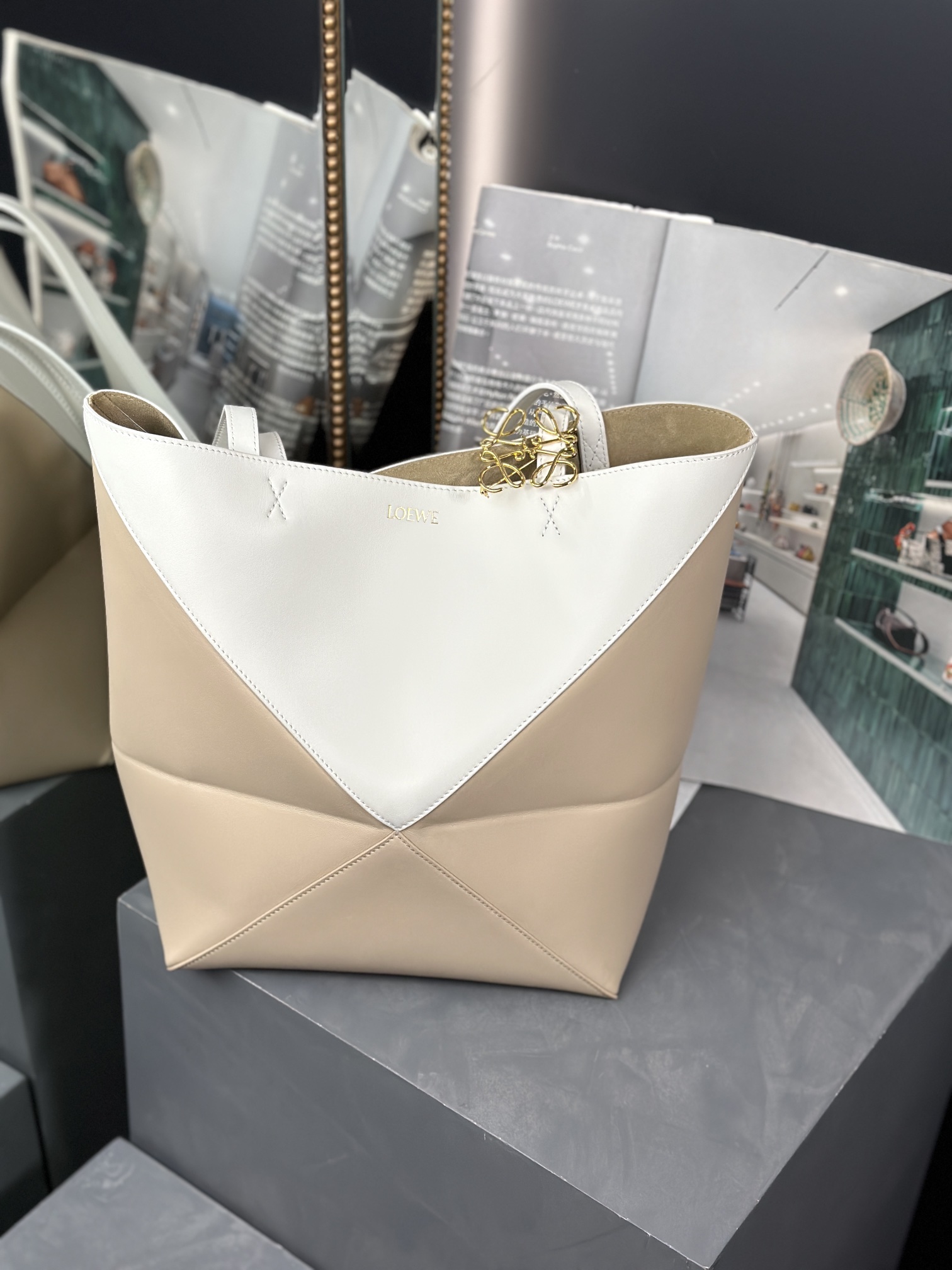 LOEWE 𝙋𝙪𝙯𝙯𝙡𝙚 𝙁𝙤𝙡𝙙 【Medium】  Medium size: 25.5-14.5-31.5cm Light brown/white color matching