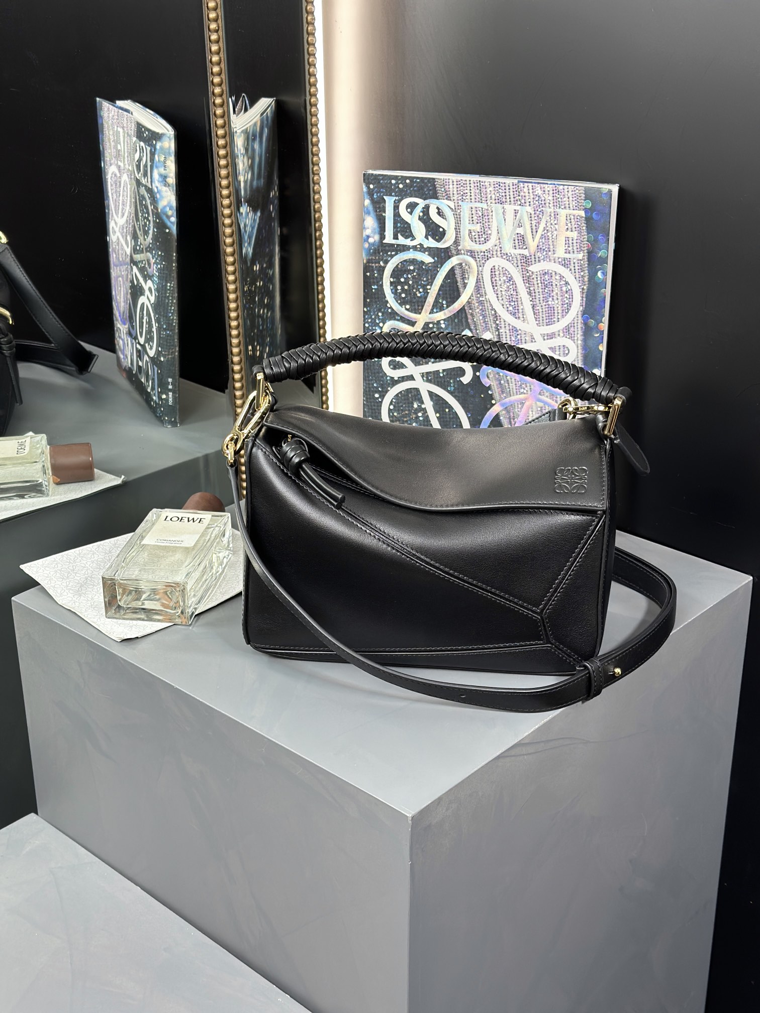 LOEWE Small 𝙋𝙪𝙯𝙯𝙡𝙚 Heavy-duty braided handle Size: 24-10.5-16cm