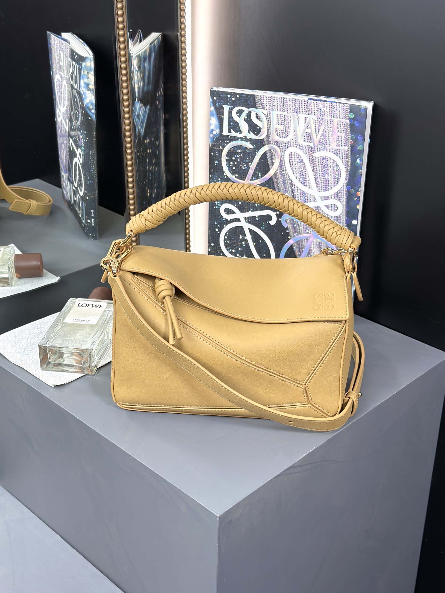 LOEWE Small 𝙋𝙪𝙯𝙯𝙡𝙚 Heavy-duty braided handle Size: 24-10.5-16cm