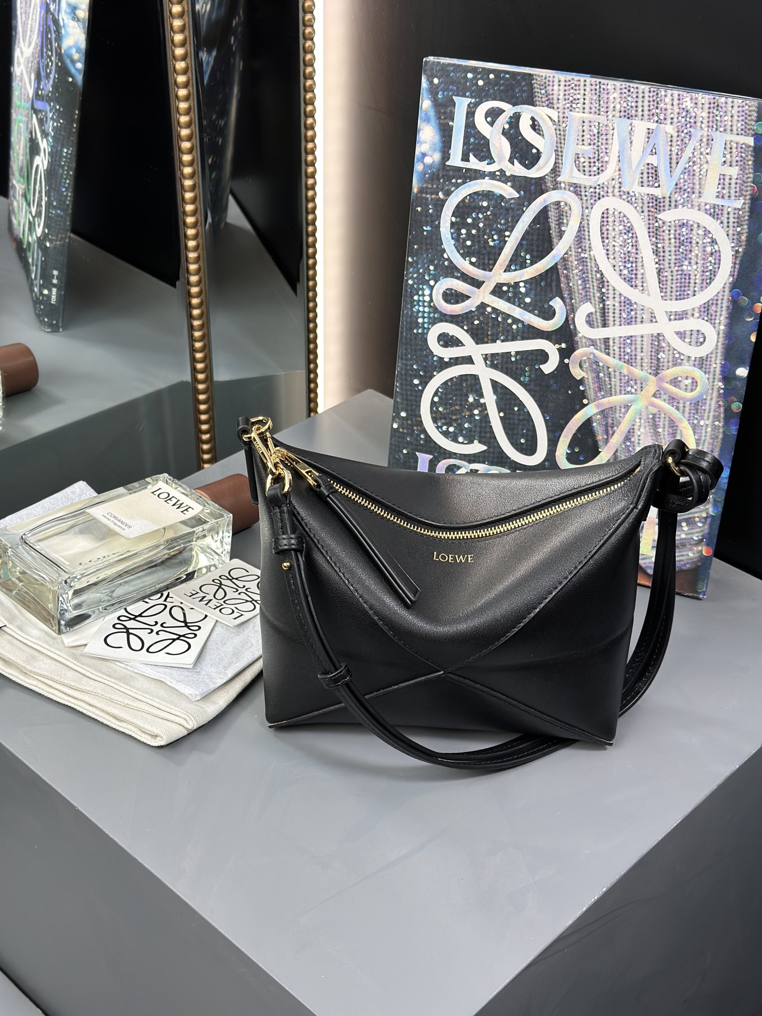 LOEWE 𝗣𝘂𝘇𝘇𝗹𝗲 𝗙𝗼𝗹𝗱 — Black  Size: 23-15.5-6.5cm