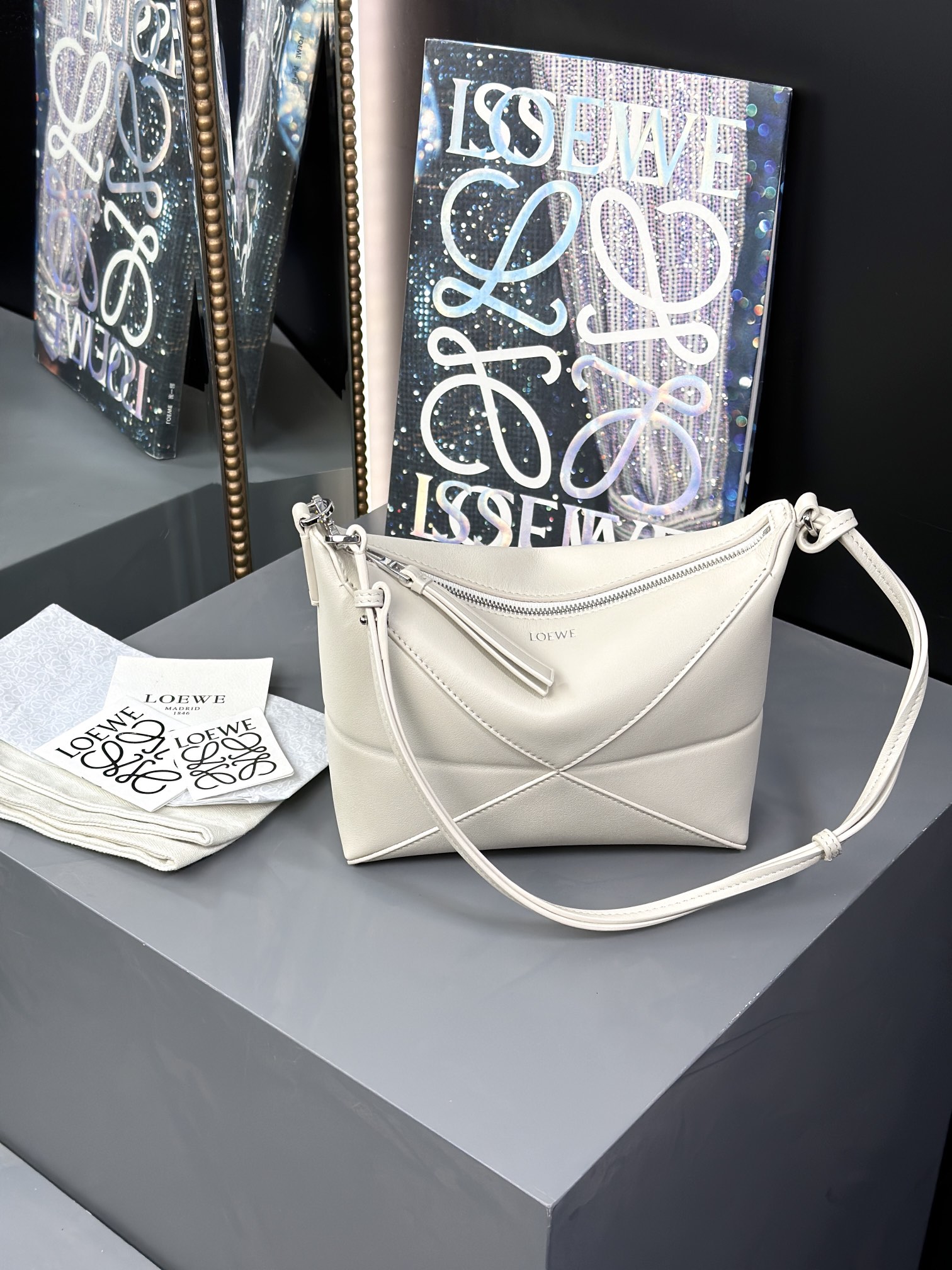 LOEWE 𝗣𝘂𝘇𝘇𝗹𝗲 𝗙𝗼𝗹𝗱 — White  Size: 23-15.5-6.5cm