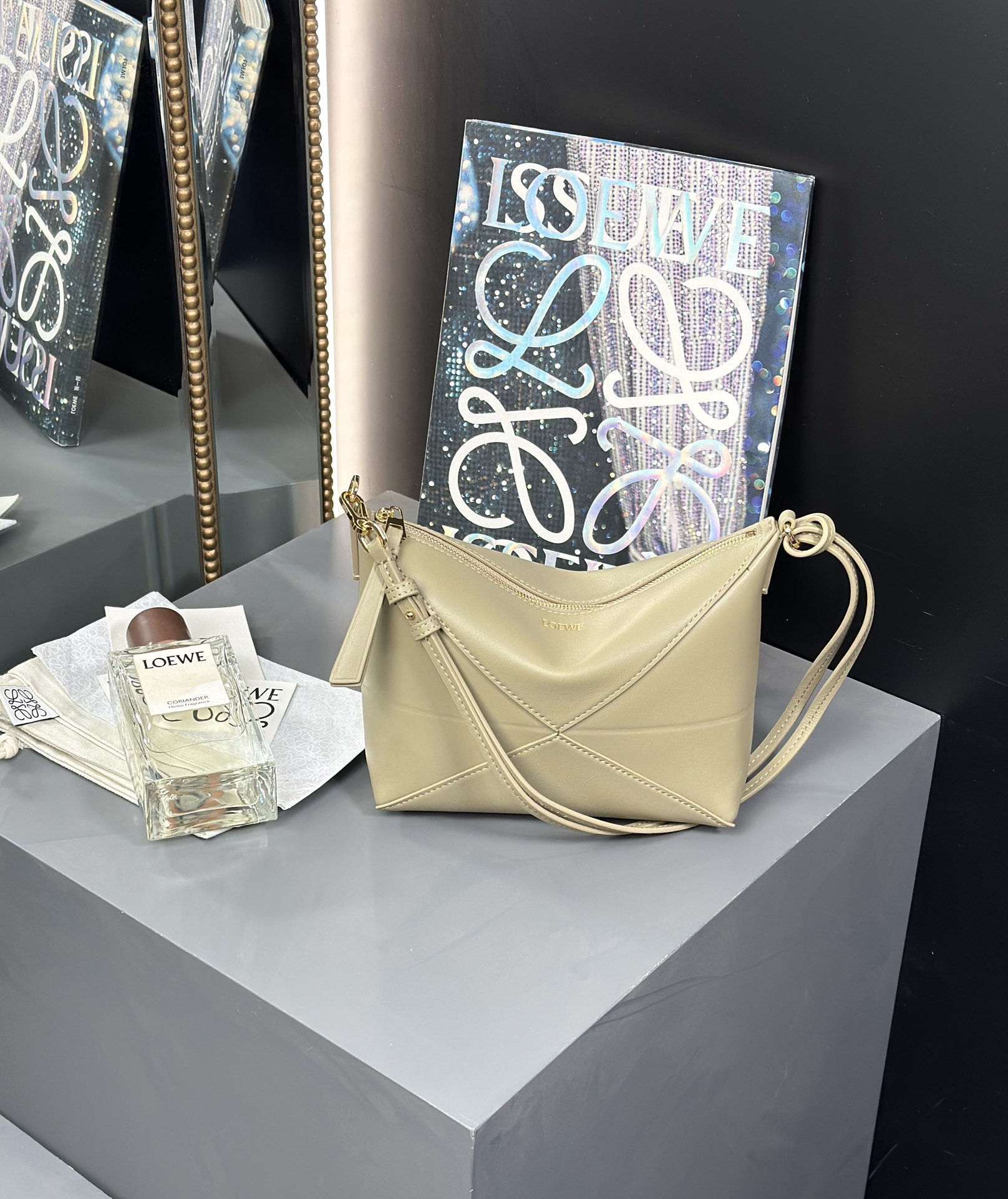 LOEWE 𝗣𝘂𝘇𝘇𝗹𝗲 𝗙𝗼𝗹𝗱 — Clay Green  Size: 23-15.5-6.5cm