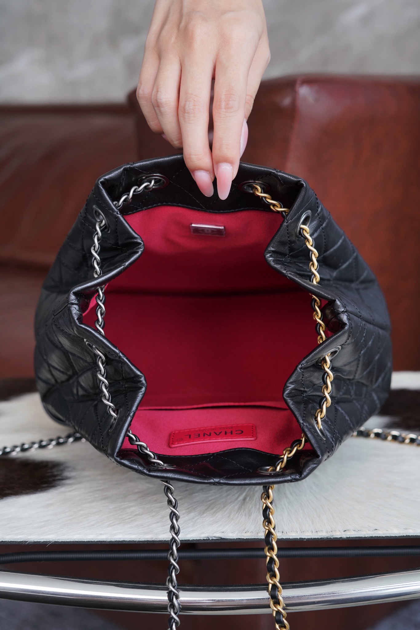 CHANEL Hobo backpack genuine leather black large The perfect combination of "𝑴𝒂𝒏𝒕𝒆𝒍𝒆𝒍𝒍 factory" sponge leather and "𝑮𝑨𝑰𝑬𝑹𝑨 factory" horse oil leather on the bottom Size: 24.5cm 11 CHANEL Hobo backpack genuine leather black large The perfect combination of "𝑴𝒂𝒏𝒕𝒆𝒍𝒆𝒍𝒍 factory" sponge leather and "𝑮𝑨𝑰𝑬𝑹𝑨 factory" horse oil leather on the bottom Size: 24.5cm - Image 11