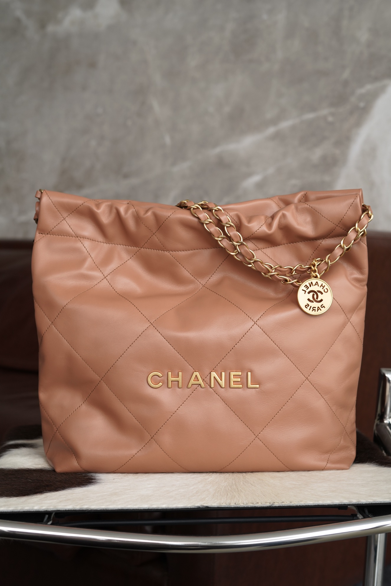 CHANEL 𝟐𝟐 handbag genuine tail leather small caramel ☄️ Using Italy 🇮🇹 "montebello" first-class original tail leather