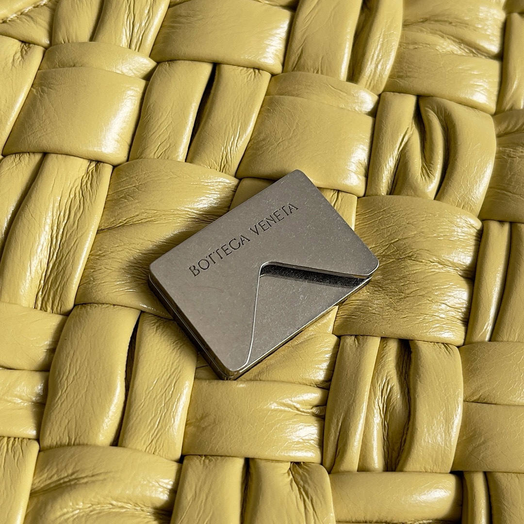 Bottega Veneta Bv 24 🆕 Rumple Messenger Small The latest series introduces the Rumple Messenger 4 Bottega Veneta Bv 24 🆕 Rumple Messenger Small The latest series introduces the Rumple Messenger - Image 4