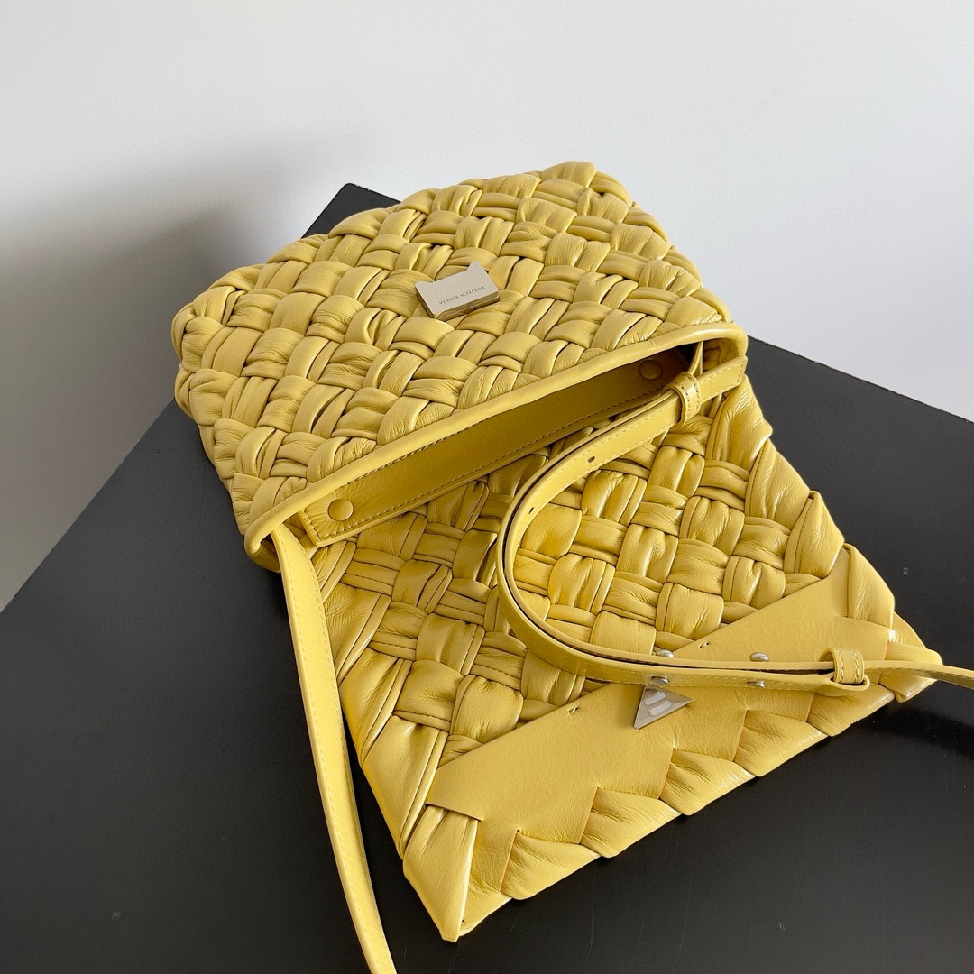 Bottega Veneta Bv 24 🆕 Rumple Messenger Small The latest series introduces the Rumple Messenger 8 Bottega Veneta Bv 24 🆕 Rumple Messenger Small The latest series introduces the Rumple Messenger - Image 8