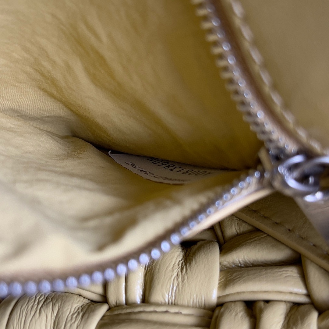 Bottega Veneta Bv 24 🆕 Rumple Messenger Small The latest series introduces the Rumple Messenger 3 Bottega Veneta Bv 24 🆕 Rumple Messenger Small The latest series introduces the Rumple Messenger - Image 3