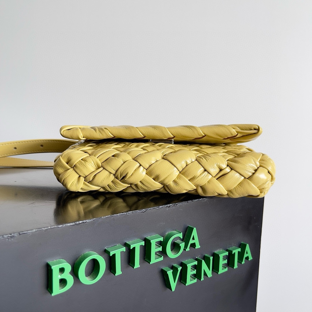 Bottega Veneta Bv 24 🆕 Rumple Messenger Small The latest series introduces the Rumple Messenger 6 Bottega Veneta Bv 24 🆕 Rumple Messenger Small The latest series introduces the Rumple Messenger - Image 6