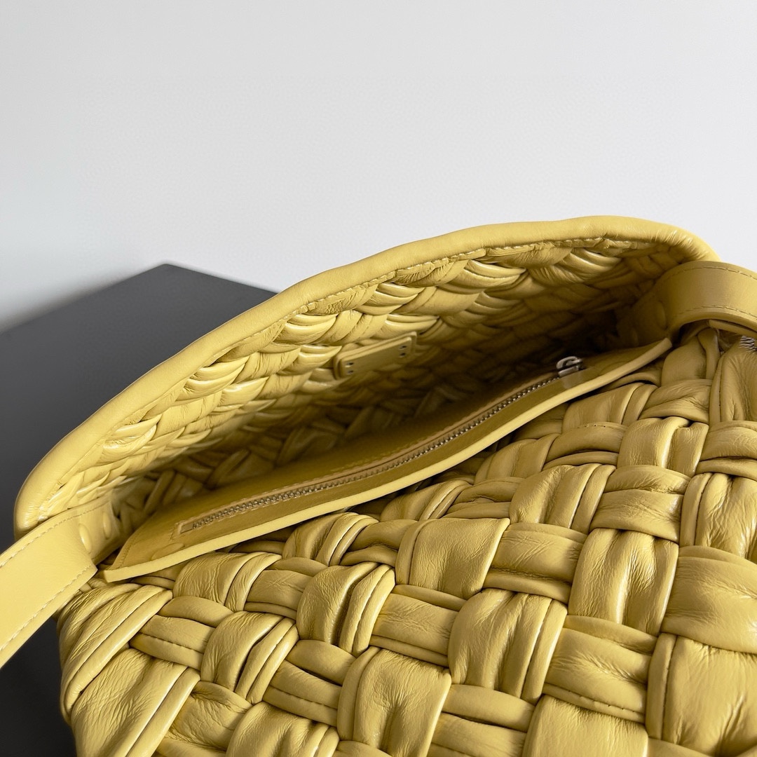 Bottega Veneta Bv 24 🆕 Rumple Messenger Small The latest series introduces the Rumple Messenger 5 Bottega Veneta Bv 24 🆕 Rumple Messenger Small The latest series introduces the Rumple Messenger - Image 5