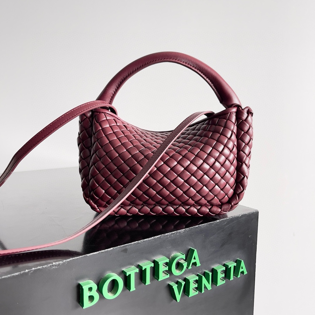 Bottega Veneta 24 new Mini Cobble handbag This mini cobble not only continues the classic high-craftsmanship weaving design Size: 23x11x8cm 9 Bottega Veneta 24 new Mini Cobble handbag This mini cobble not only continues the classic high-craftsmanship weaving design Size: 23x11x8cm - Image 9