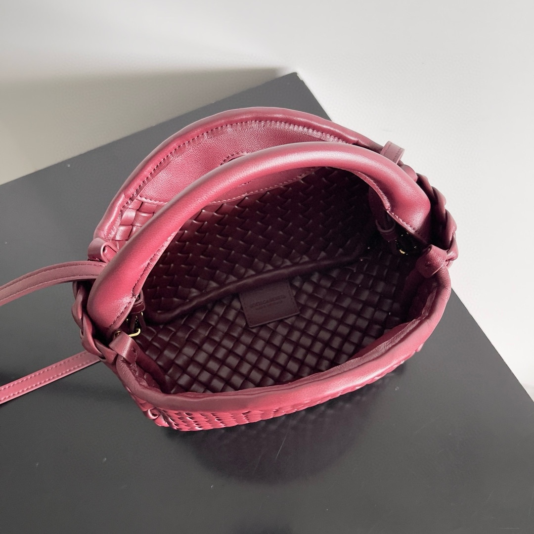 Bottega Veneta 24 new Mini Cobble handbag This mini cobble not only continues the classic high-craftsmanship weaving design Size: 23x11x8cm 5 Bottega Veneta 24 new Mini Cobble handbag This mini cobble not only continues the classic high-craftsmanship weaving design Size: 23x11x8cm - Image 5