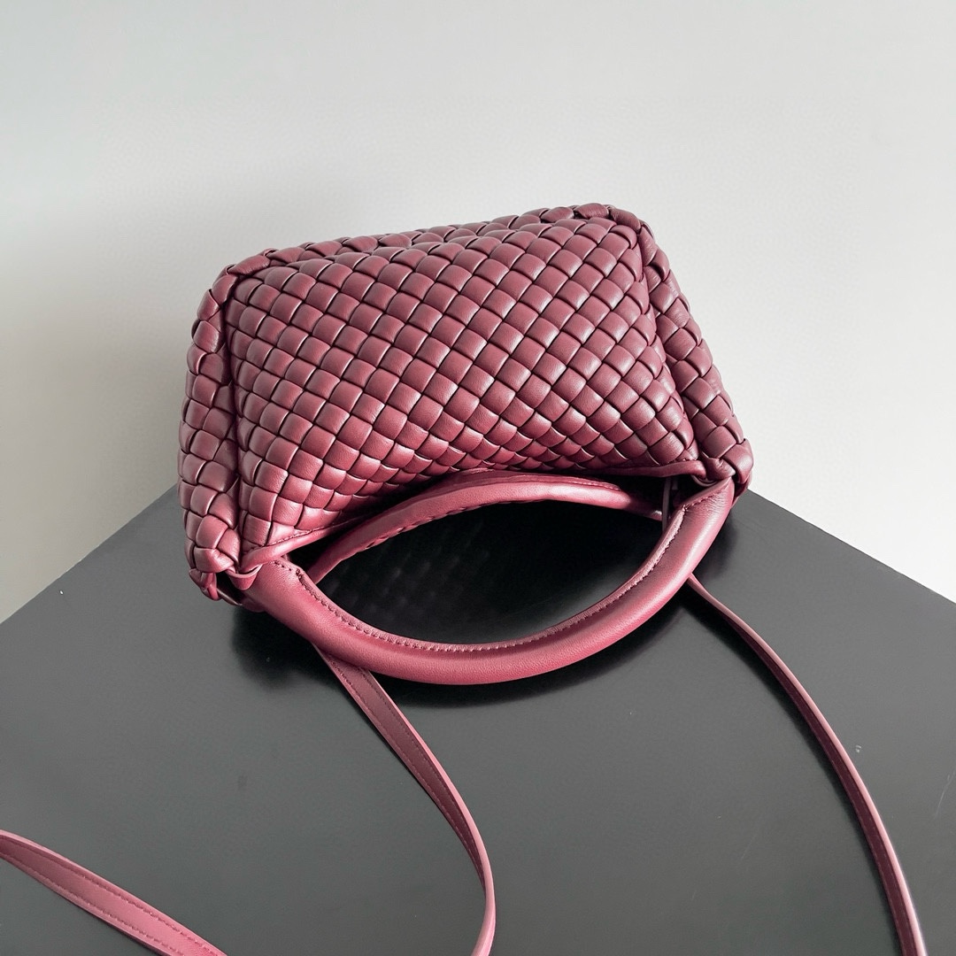 Bottega Veneta 24 new Mini Cobble handbag This mini cobble not only continues the classic high-craftsmanship weaving design Size: 23x11x8cm 8 Bottega Veneta 24 new Mini Cobble handbag This mini cobble not only continues the classic high-craftsmanship weaving design Size: 23x11x8cm - Image 8