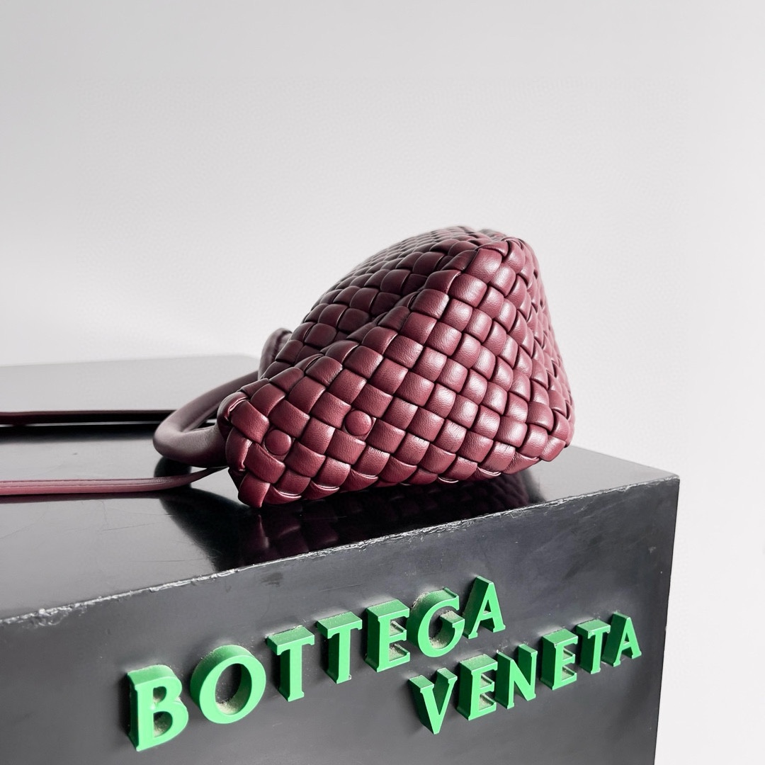Bottega Veneta 24 new Mini Cobble handbag This mini cobble not only continues the classic high-craftsmanship weaving design Size: 23x11x8cm 7 Bottega Veneta 24 new Mini Cobble handbag This mini cobble not only continues the classic high-craftsmanship weaving design Size: 23x11x8cm - Image 7