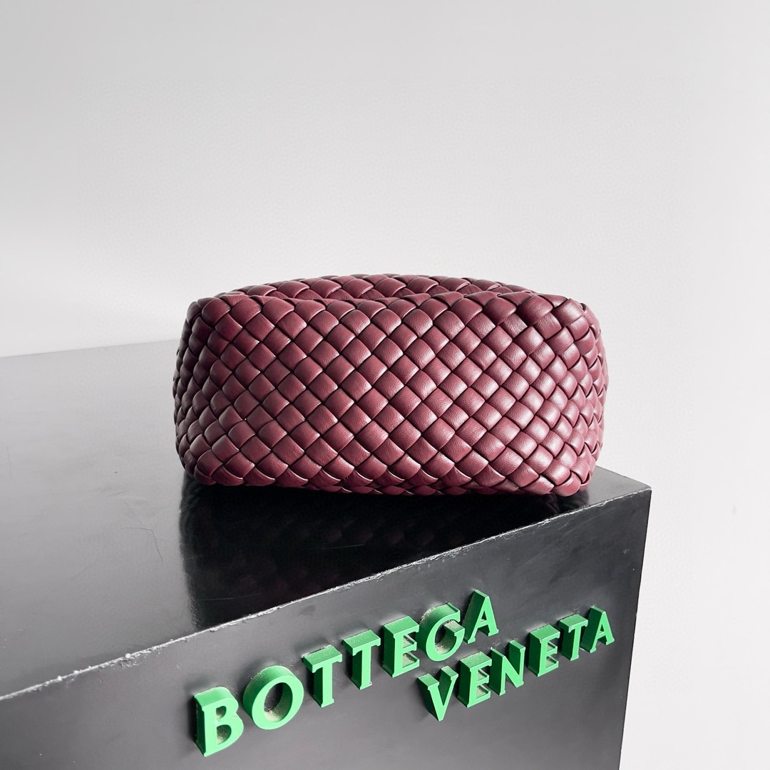 Bottega Veneta 24 new Mini Cobble handbag This mini cobble not only continues the classic high-craftsmanship weaving design Size: 23x11x8cm 6 Bottega Veneta 24 new Mini Cobble handbag This mini cobble not only continues the classic high-craftsmanship weaving design Size: 23x11x8cm - Image 6