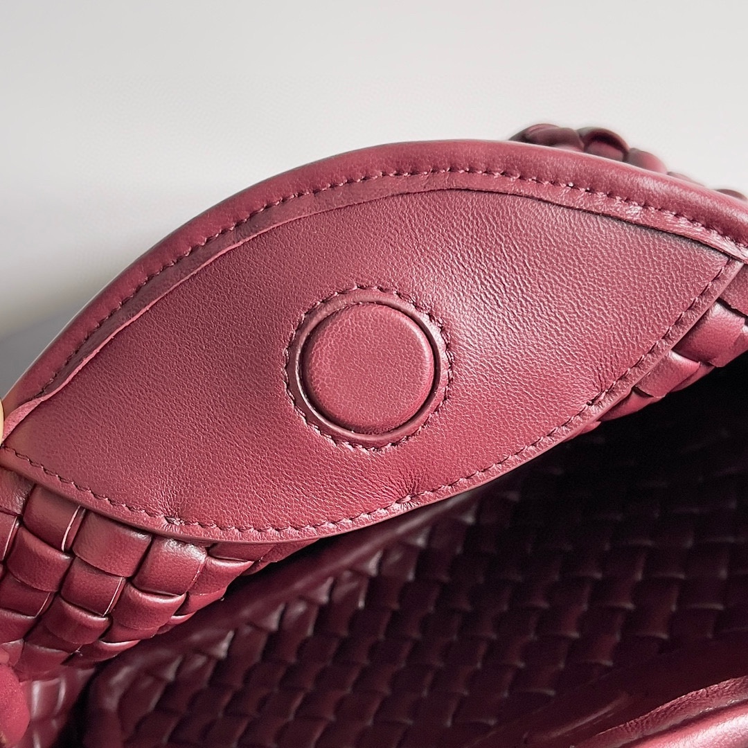 Bottega Veneta 24 new Mini Cobble handbag This mini cobble not only continues the classic high-craftsmanship weaving design Size: 23x11x8cm 4 Bottega Veneta 24 new Mini Cobble handbag This mini cobble not only continues the classic high-craftsmanship weaving design Size: 23x11x8cm - Image 4