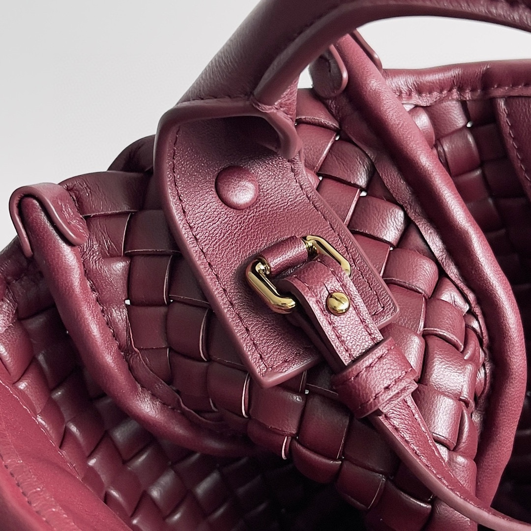 Bottega Veneta 24 new Mini Cobble handbag This mini cobble not only continues the classic high-craftsmanship weaving design Size: 23x11x8cm 3 Bottega Veneta 24 new Mini Cobble handbag This mini cobble not only continues the classic high-craftsmanship weaving design Size: 23x11x8cm - Image 3