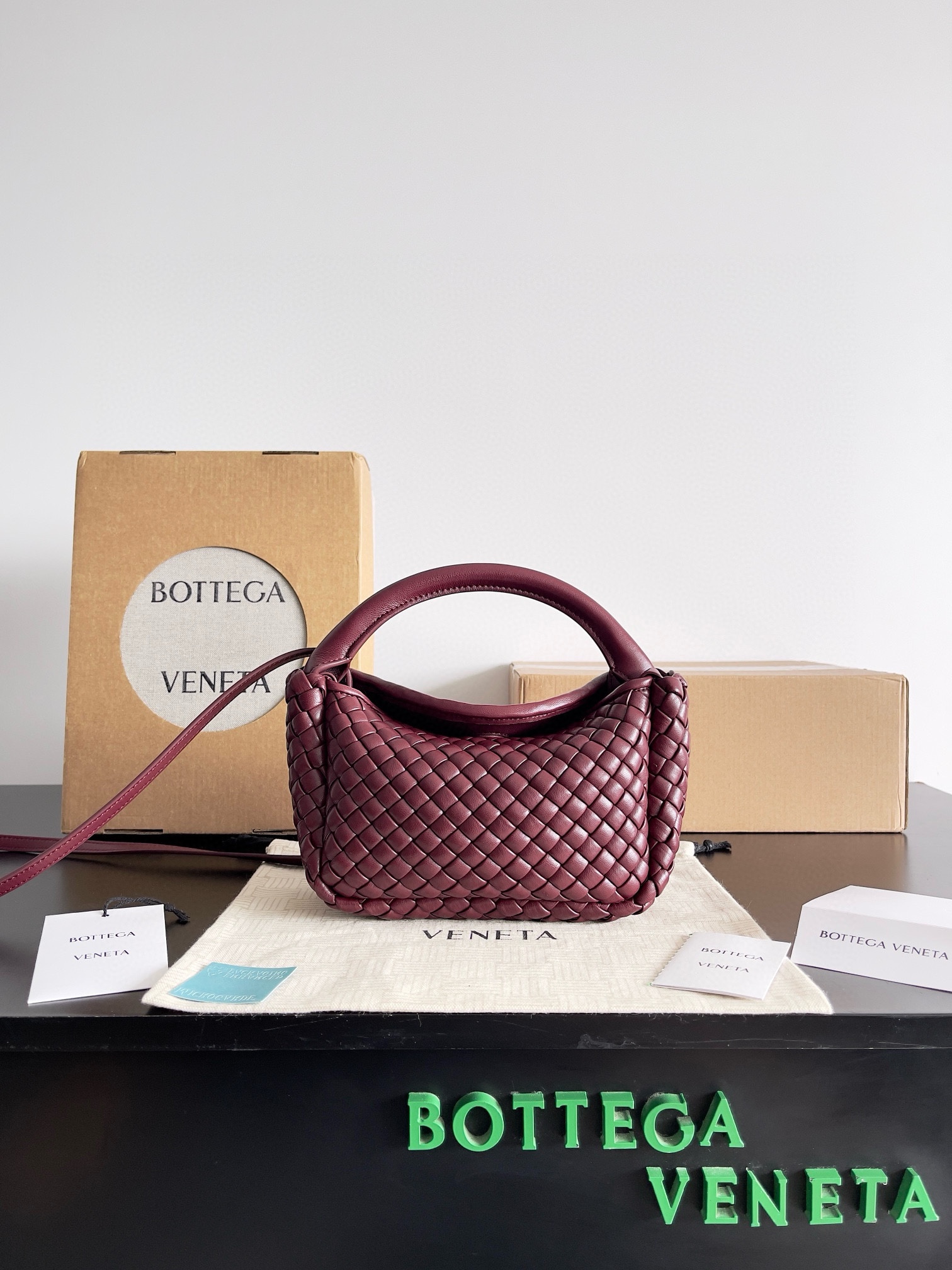 Bottega Veneta 24 new Mini Cobble handbag This mini cobble not only continues the classic high-craftsmanship weaving design Size: 23x11x8cm 10 Bottega Veneta 24 new Mini Cobble handbag This mini cobble not only continues the classic high-craftsmanship weaving design Size: 23x11x8cm - Image 10