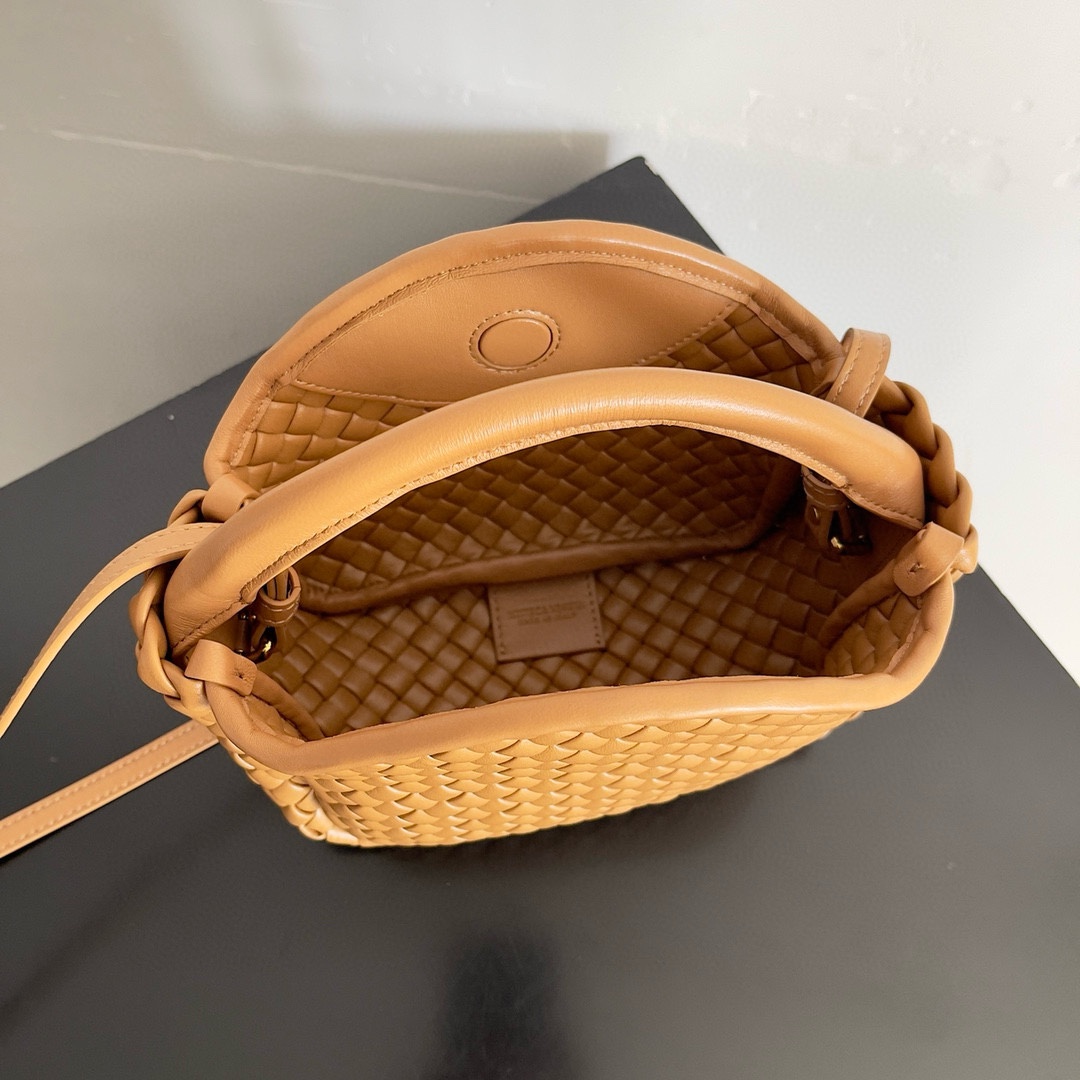 Bottega Veneta 24 new Mini Cobble handbag This mini cobble not only continues the classic high-craftsmanship weaving design Size: 23x11x8cm 5 Bottega Veneta 24 new Mini Cobble handbag This mini cobble not only continues the classic high-craftsmanship weaving design Size: 23x11x8cm - Image 5