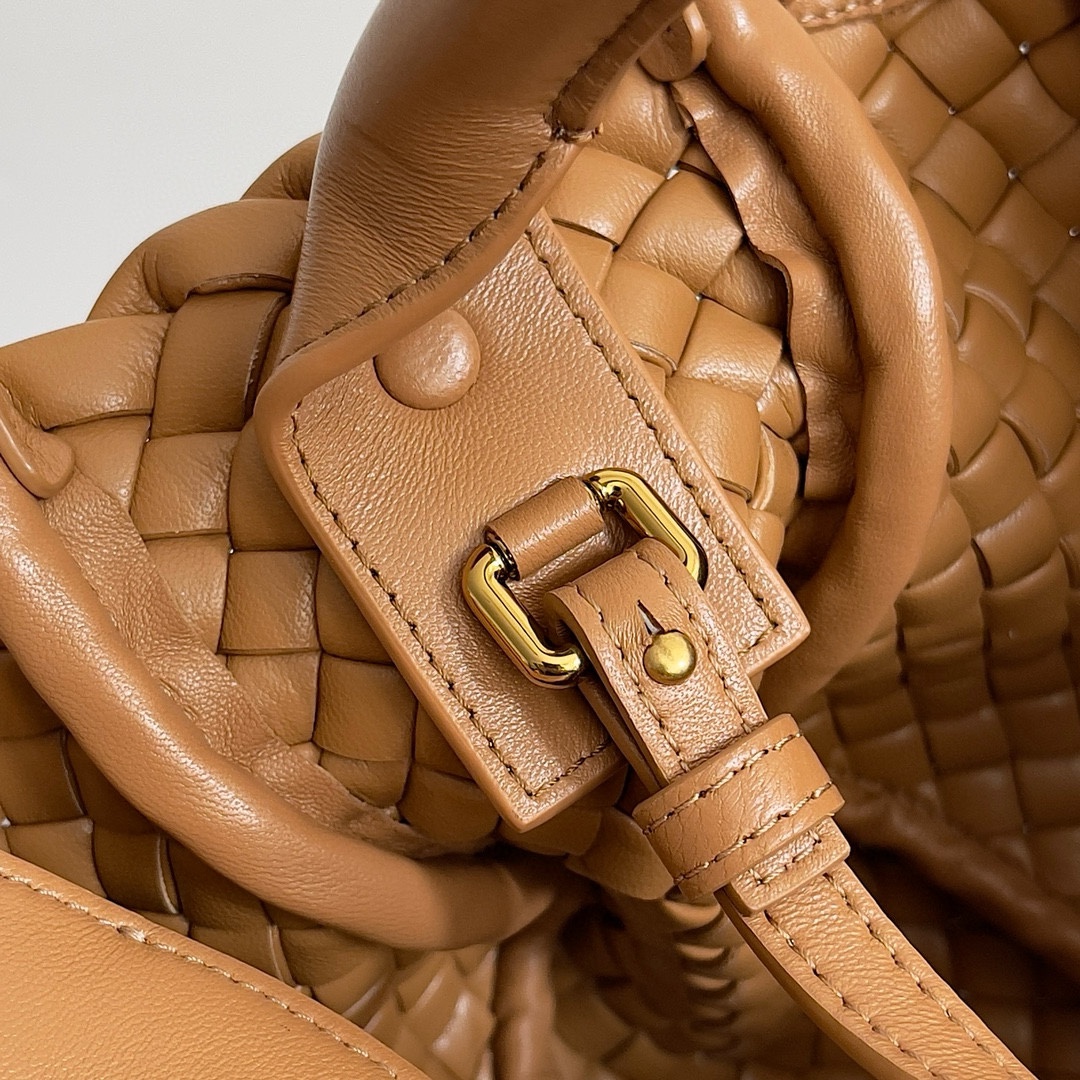 Bottega Veneta 24 new Mini Cobble handbag This mini cobble not only continues the classic high-craftsmanship weaving design Size: 23x11x8cm 3 Bottega Veneta 24 new Mini Cobble handbag This mini cobble not only continues the classic high-craftsmanship weaving design Size: 23x11x8cm - Image 3