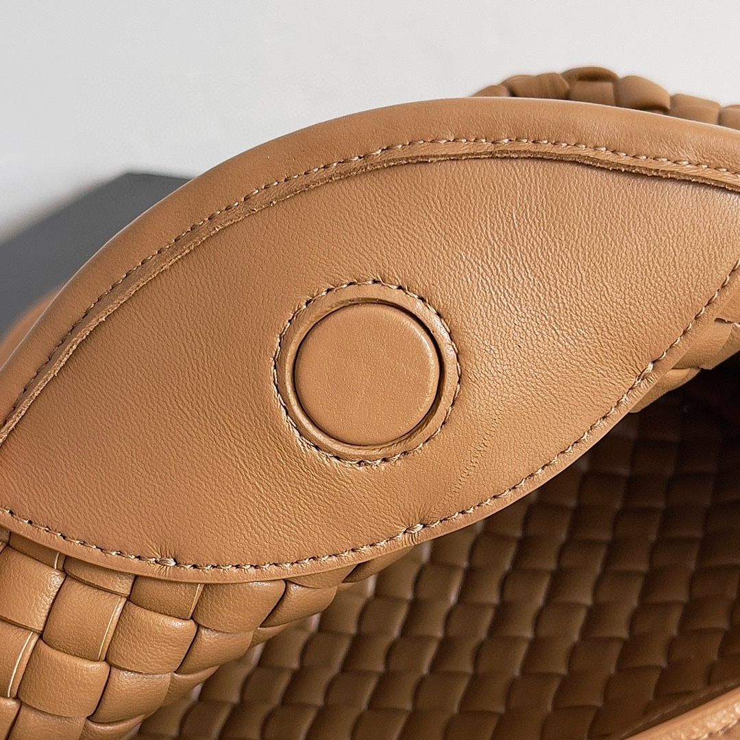 Bottega Veneta 24 new Mini Cobble handbag This mini cobble not only continues the classic high-craftsmanship weaving design Size: 23x11x8cm 4 Bottega Veneta 24 new Mini Cobble handbag This mini cobble not only continues the classic high-craftsmanship weaving design Size: 23x11x8cm - Image 4