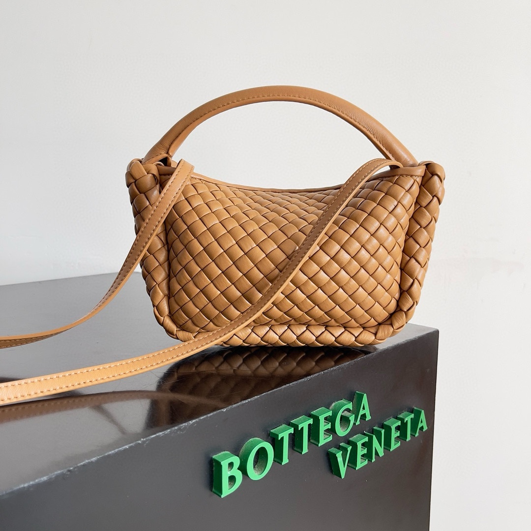 Bottega Veneta 24 new Mini Cobble handbag This mini cobble not only continues the classic high-craftsmanship weaving design Size: 23x11x8cm 9 Bottega Veneta 24 new Mini Cobble handbag This mini cobble not only continues the classic high-craftsmanship weaving design Size: 23x11x8cm - Image 9