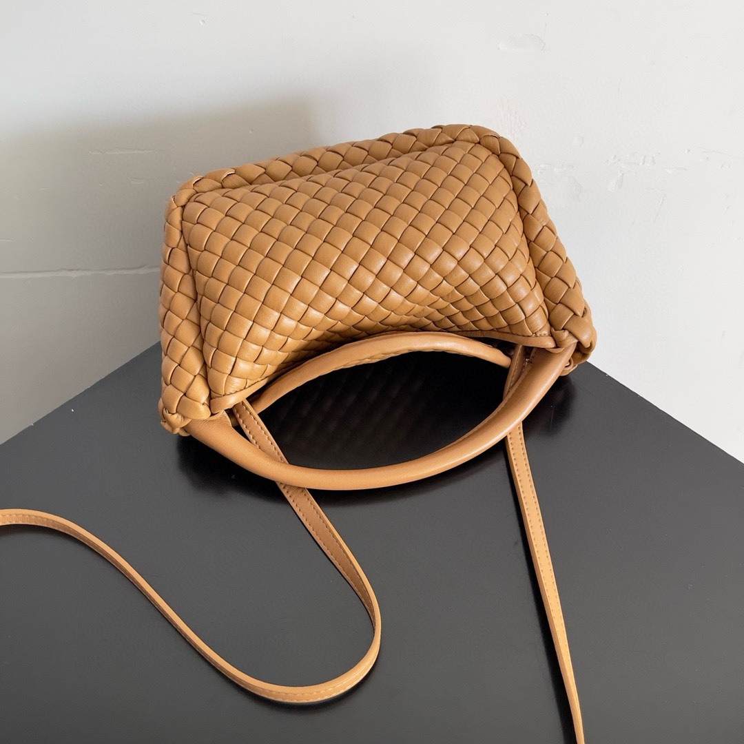 Bottega Veneta 24 new Mini Cobble handbag This mini cobble not only continues the classic high-craftsmanship weaving design Size: 23x11x8cm 8 Bottega Veneta 24 new Mini Cobble handbag This mini cobble not only continues the classic high-craftsmanship weaving design Size: 23x11x8cm - Image 8