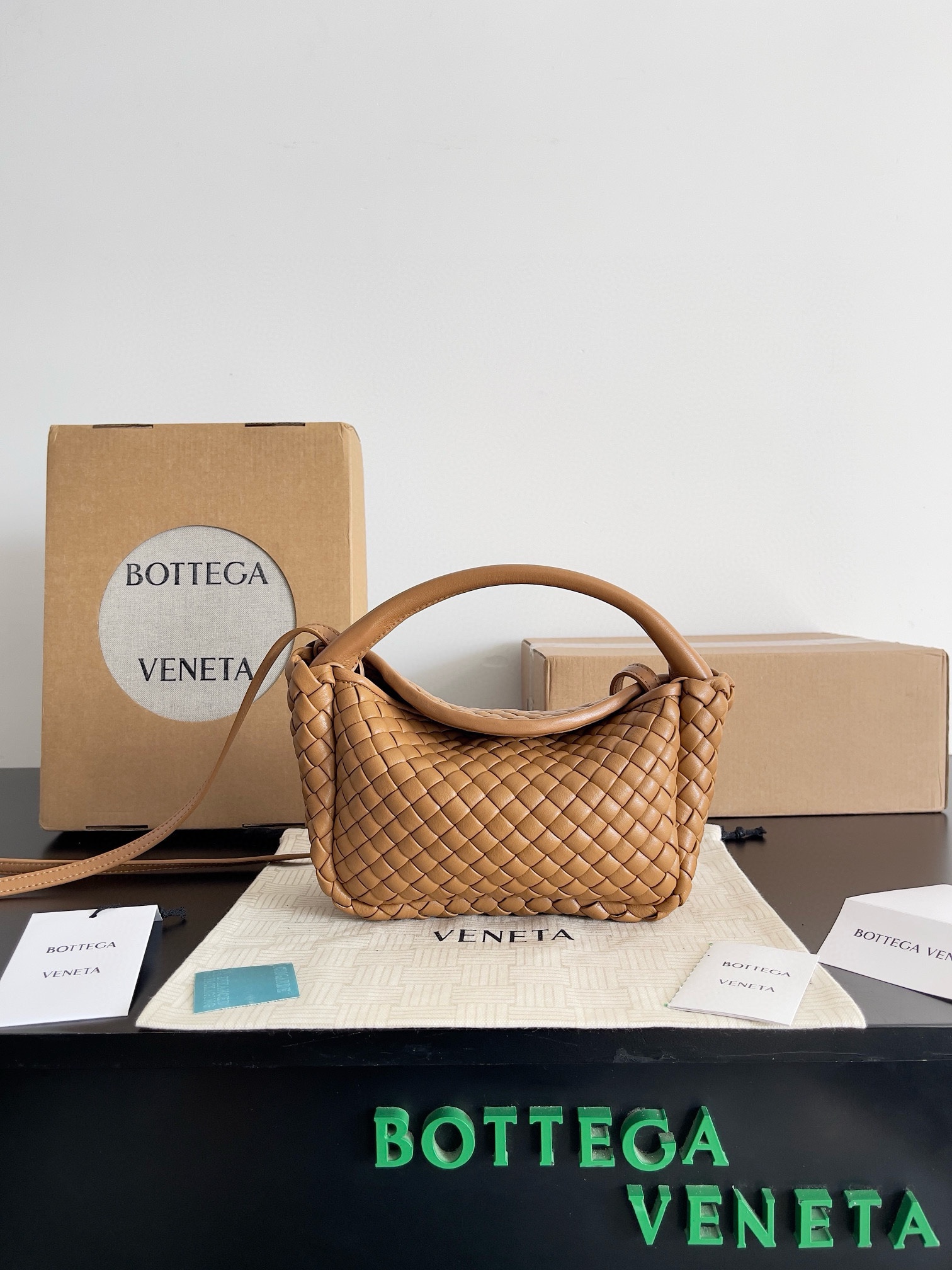 Bottega Veneta 24 new Mini Cobble handbag This mini cobble not only continues the classic high-craftsmanship weaving design Size: 23x11x8cm 10 Bottega Veneta 24 new Mini Cobble handbag This mini cobble not only continues the classic high-craftsmanship weaving design Size: 23x11x8cm - Image 10