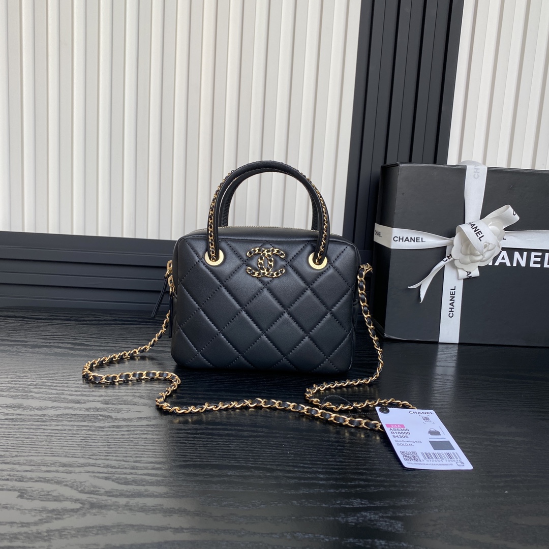 CHANEL AS5300 Textured sheepskin with old metal braided logo 18×14×7cm