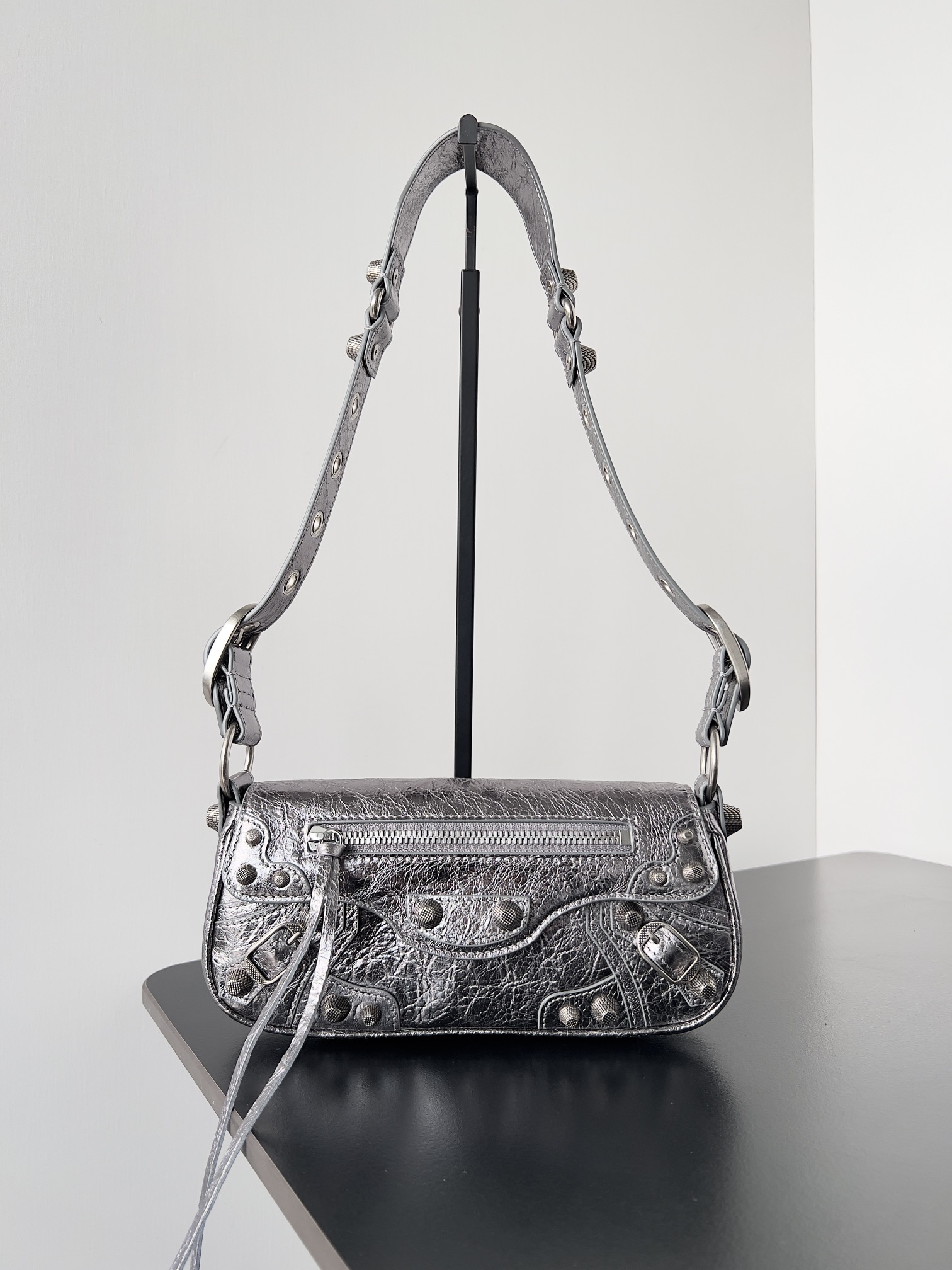 Balenciaga Spring 24 · Le cagole series Italian lambskin for a full texture. Dimensions: L22.8 x H12.9 x W4 cm