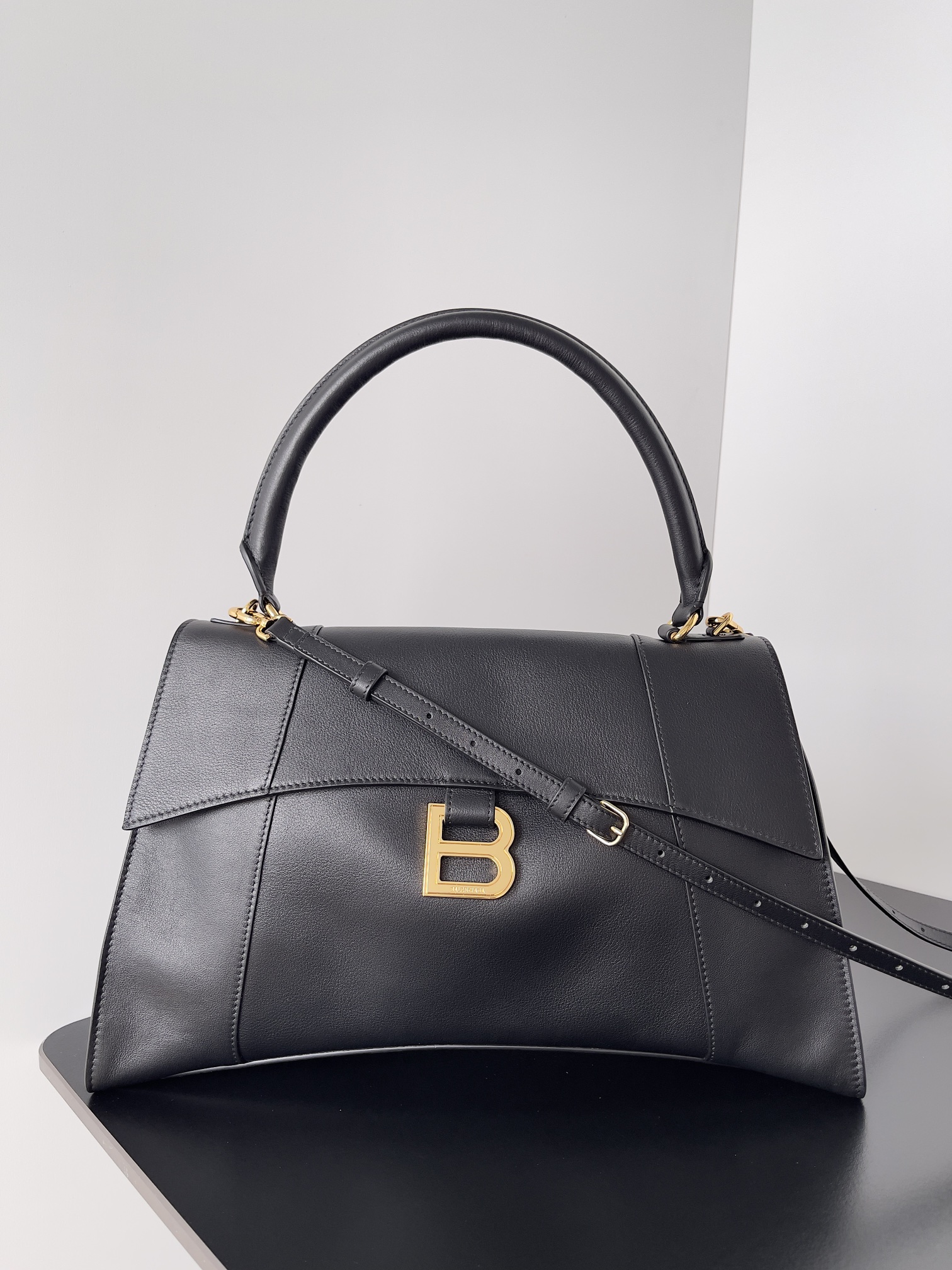 Balenciaga 𝗛𝗼𝘂𝗿𝗴𝗹𝗮𝘀𝘀 𝗦𝗼𝗳𝘁 The 2025ss early spring resort series