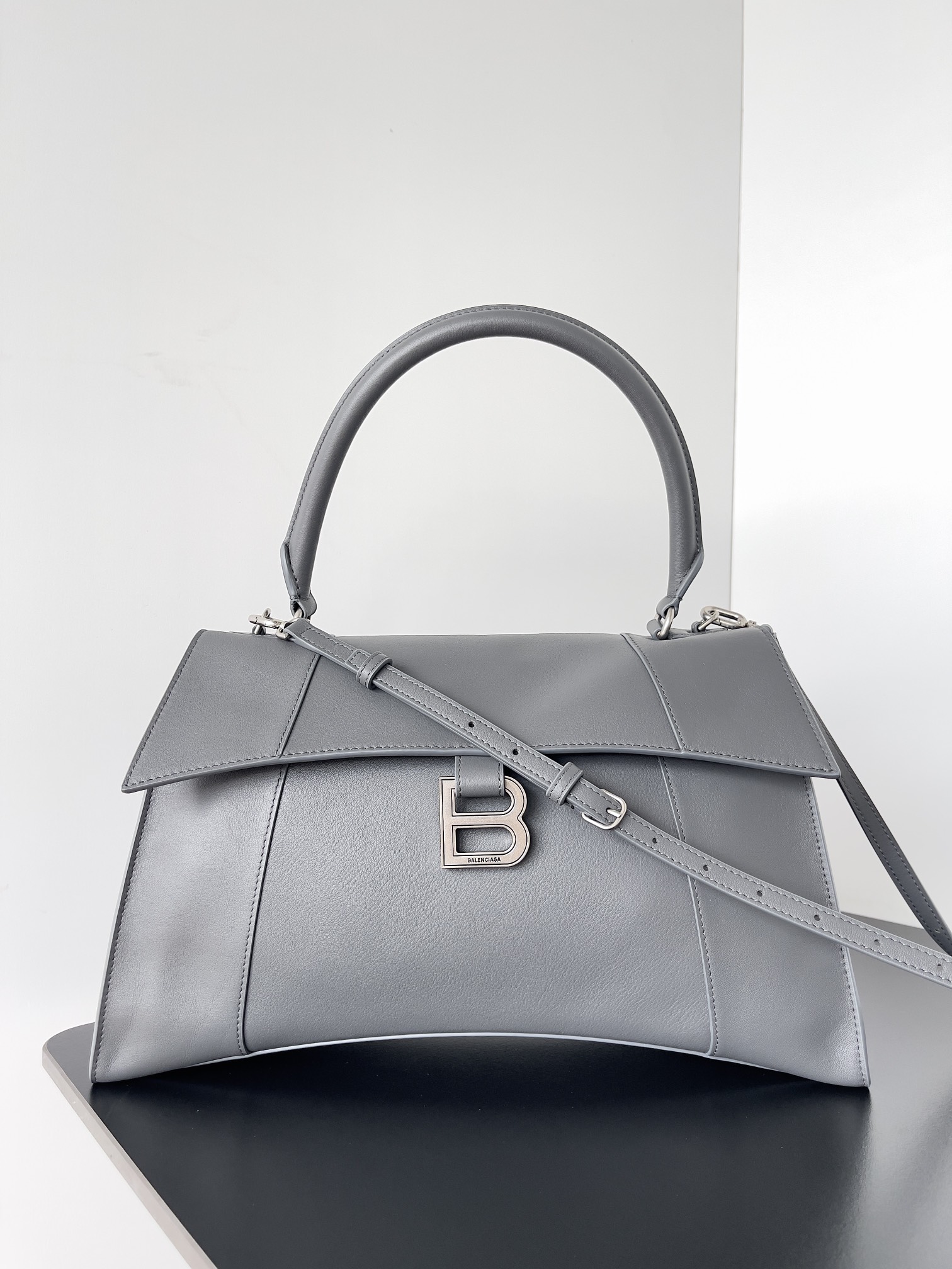 Balenciaga 𝗛𝗼𝘂𝗿𝗴𝗹𝗮𝘀𝘀 𝗦𝗼𝗳𝘁 The 2025ss early spring resort series