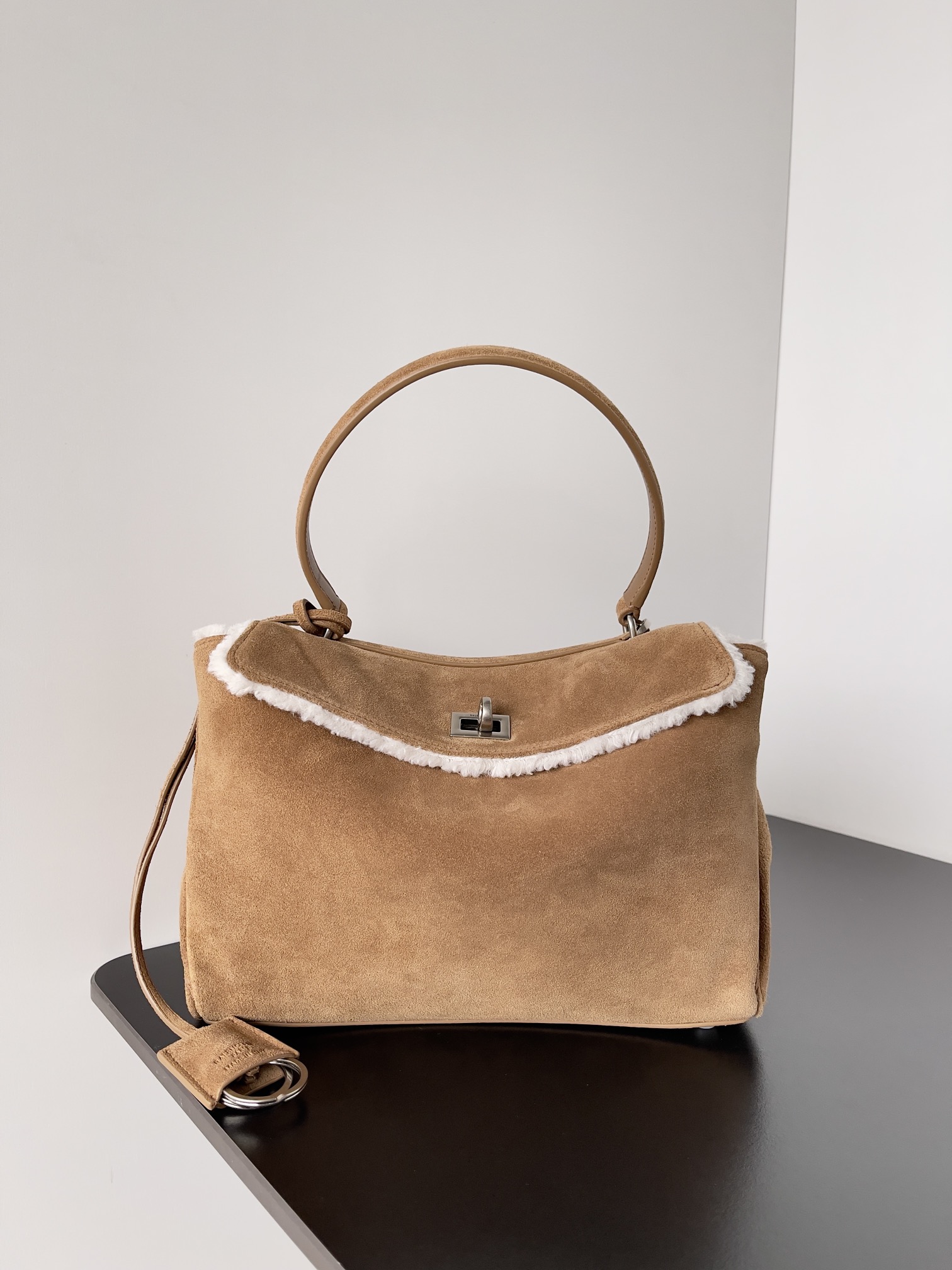 Balenciaga Rodeo The soft large-profile bag Dimensions: 28.9x20x9.9cm