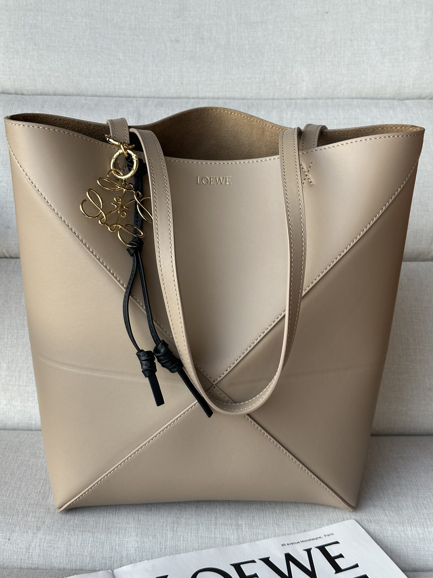 LOEWE puzzle tote gravel color, 25.5-14.5-31.5 Koala pendant, order separately Model 1762