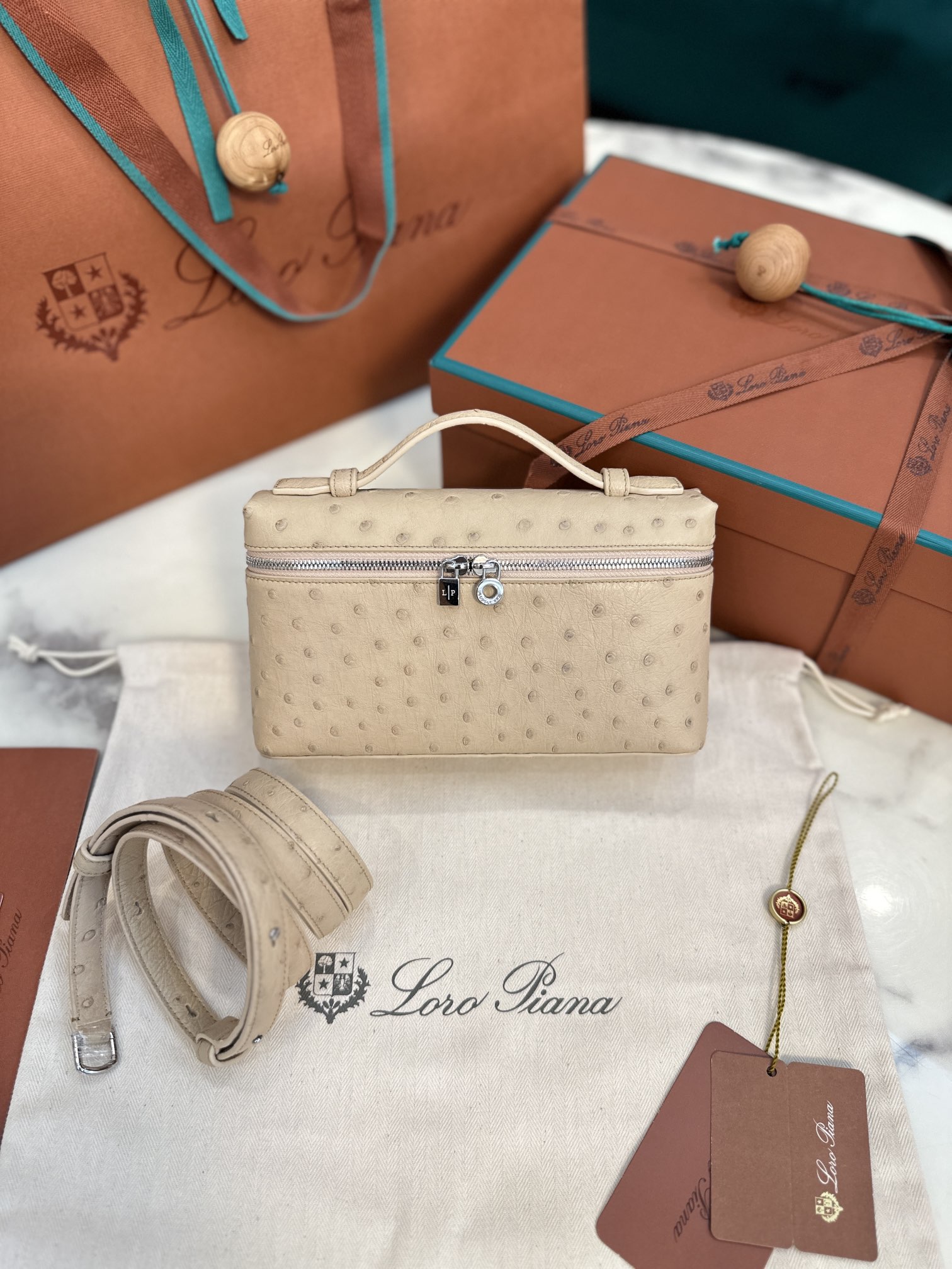 Loro PianaExtra Poket L19 Ostrich leather High-end series ostrich leather spot milk tea color silver buckle Size: 19×11×6.5