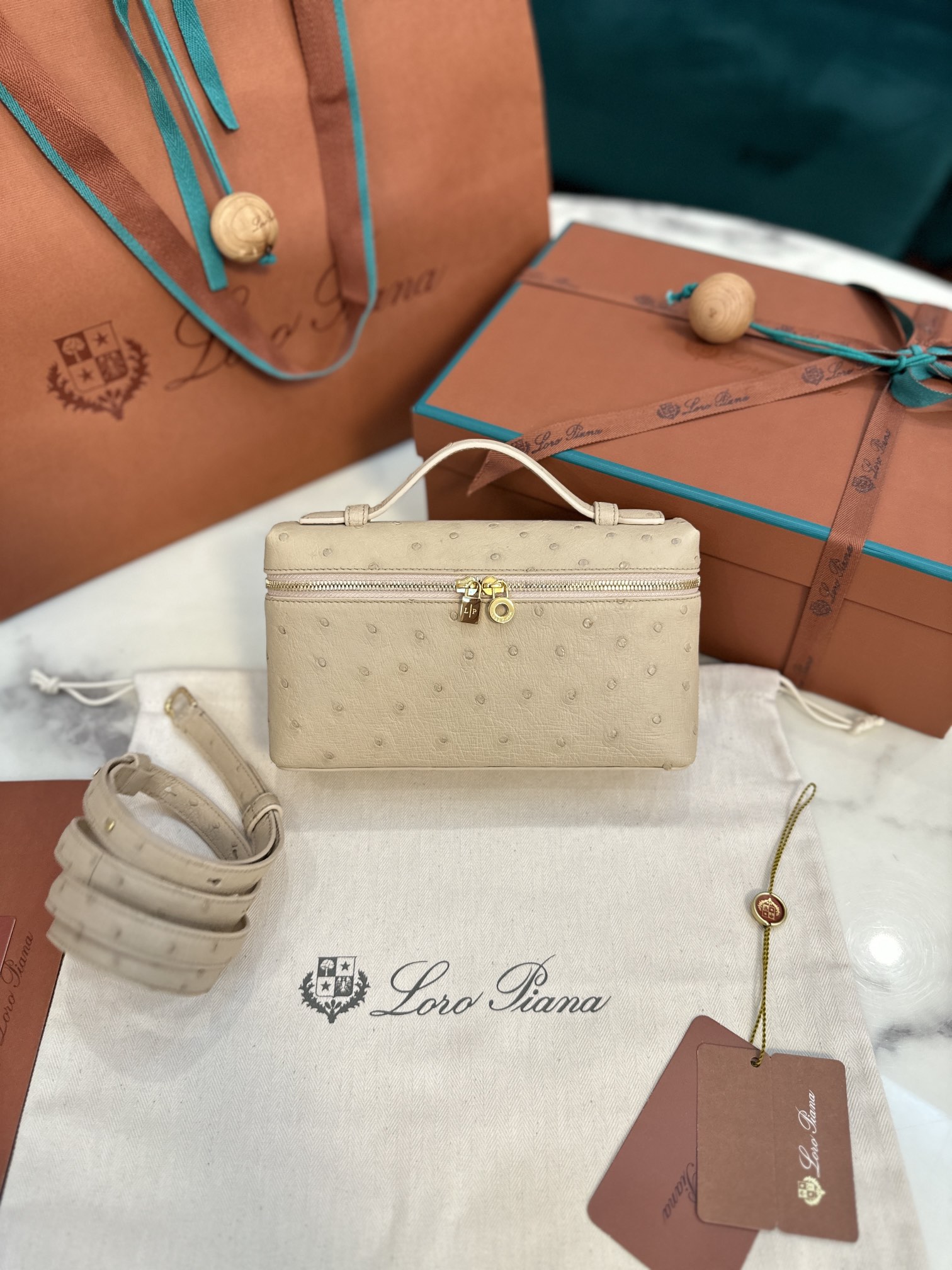 Loro Piana Extra Poket L19 Ostrich leather High-end series ostrich leather spot milk tea color gold buckle Size: 19×11×6.5