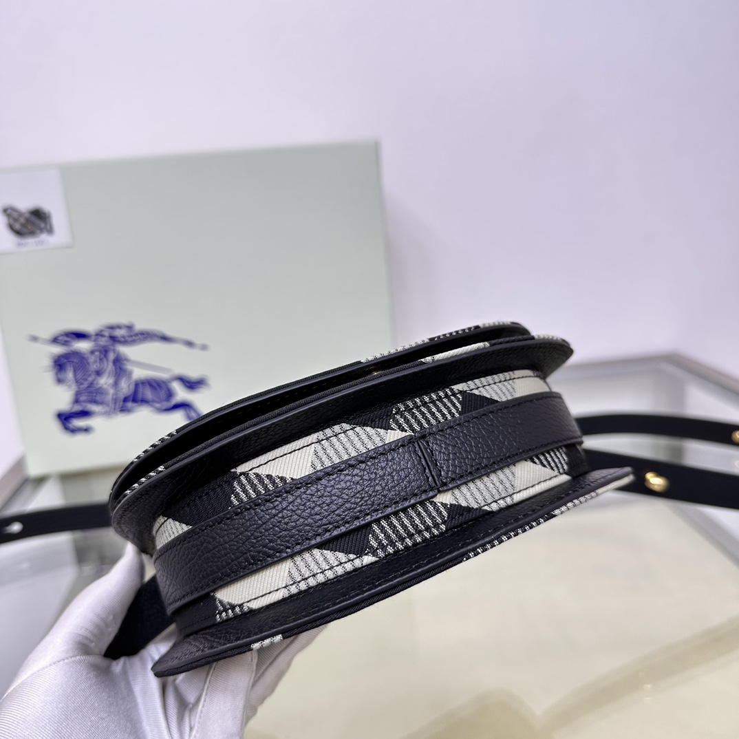 Burberry B&B is made of grained calfskin. Crafted in an Italian workshop, the interior is made of checkered embossed leather Small size: 19× 6× 16cm 7 Burberry B&B is made of grained calfskin. Crafted in an Italian workshop, the interior is made of checkered embossed leather Small size: 19× 6× 16cm - Image 7