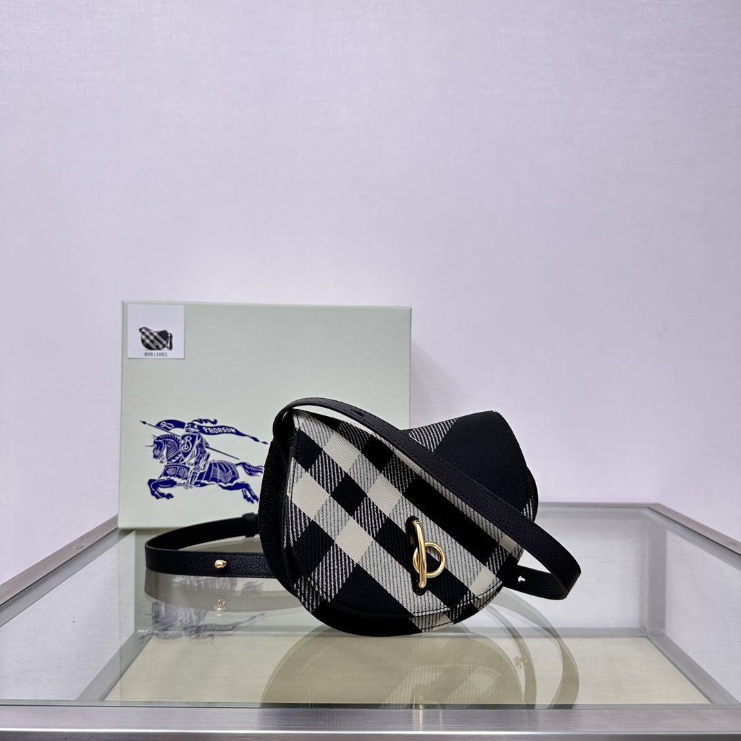 Burberry B&B is made of grained calfskin. Crafted in an Italian workshop, the interior is made of checkered embossed leather Small size: 19× 6× 16cm 9 Burberry B&B is made of grained calfskin. Crafted in an Italian workshop, the interior is made of checkered embossed leather Small size: 19× 6× 16cm - Image 9