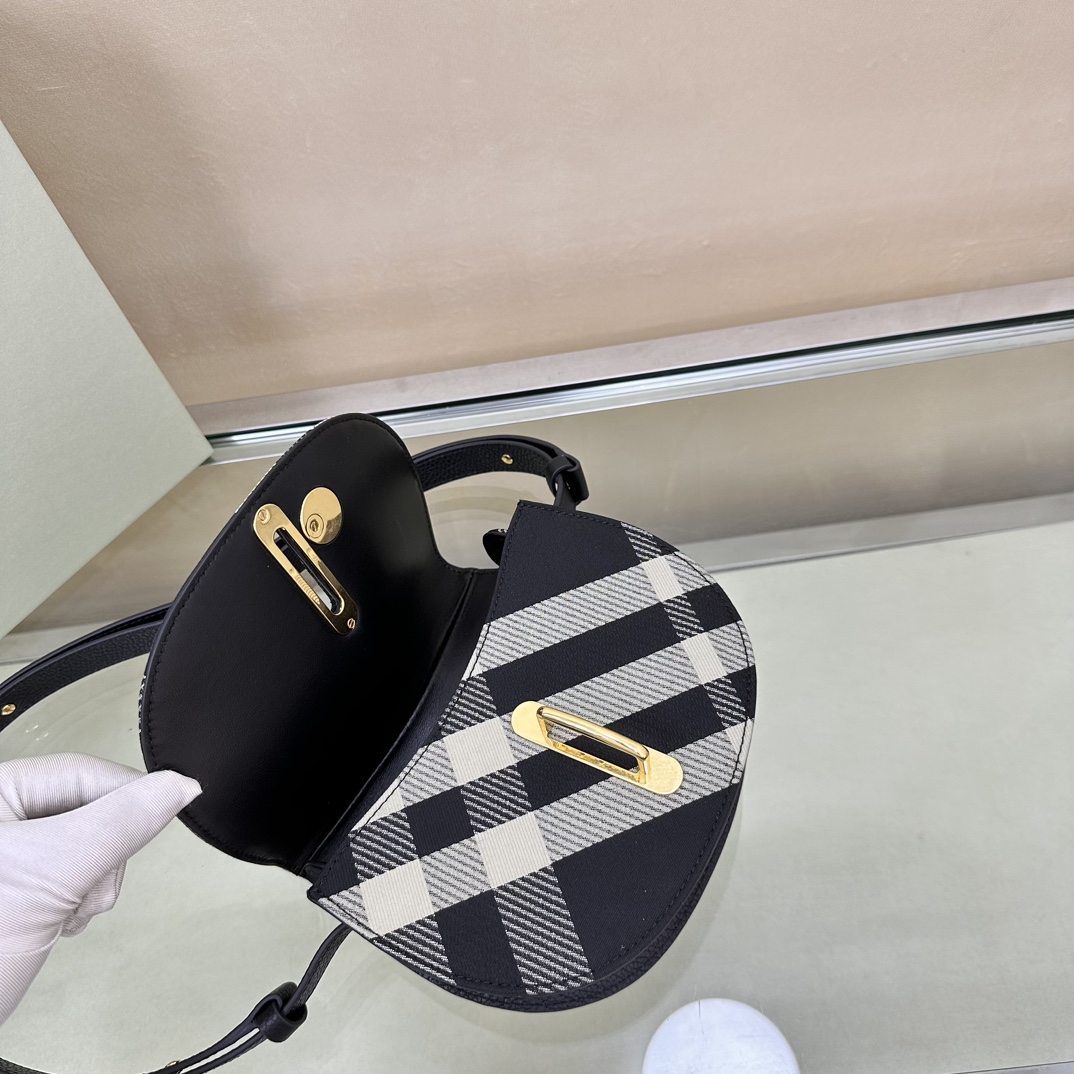 Burberry B&B is made of grained calfskin. Crafted in an Italian workshop, the interior is made of checkered embossed leather Small size: 19× 6× 16cm 3 Burberry B&B is made of grained calfskin. Crafted in an Italian workshop, the interior is made of checkered embossed leather Small size: 19× 6× 16cm - Image 3