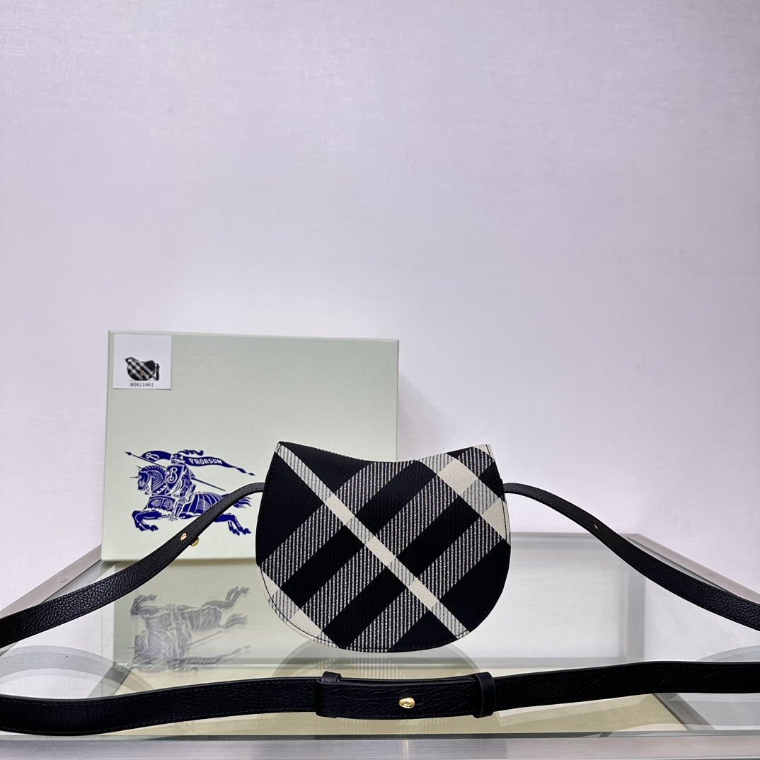 Burberry B&B is made of grained calfskin. Crafted in an Italian workshop, the interior is made of checkered embossed leather Small size: 19× 6× 16cm 8 Burberry B&B is made of grained calfskin. Crafted in an Italian workshop, the interior is made of checkered embossed leather Small size: 19× 6× 16cm - Image 8